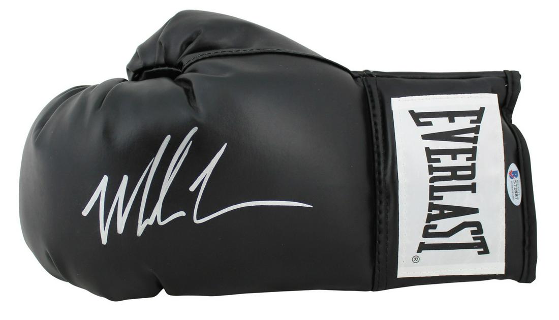 MIKE TYSON SIGNED BLACK EVERLAST BOXING GLOVE (BECKETT COA): MIKE TYSON SIGNED BLACK EVERLAST BOXING GLOVE (BECKETT COA)