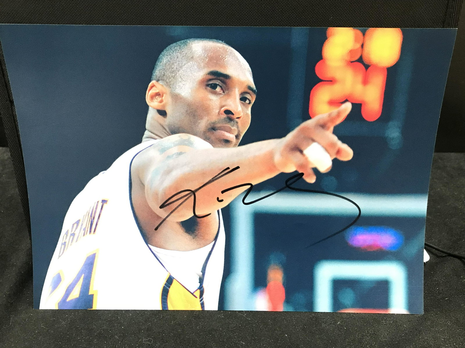 KOBE BRYANT SIGNED LA LAKERS 8 X 10 (RA COA): KOBE BRYANT SIGNED LA LAKERS 8 X 10 (RA COA)