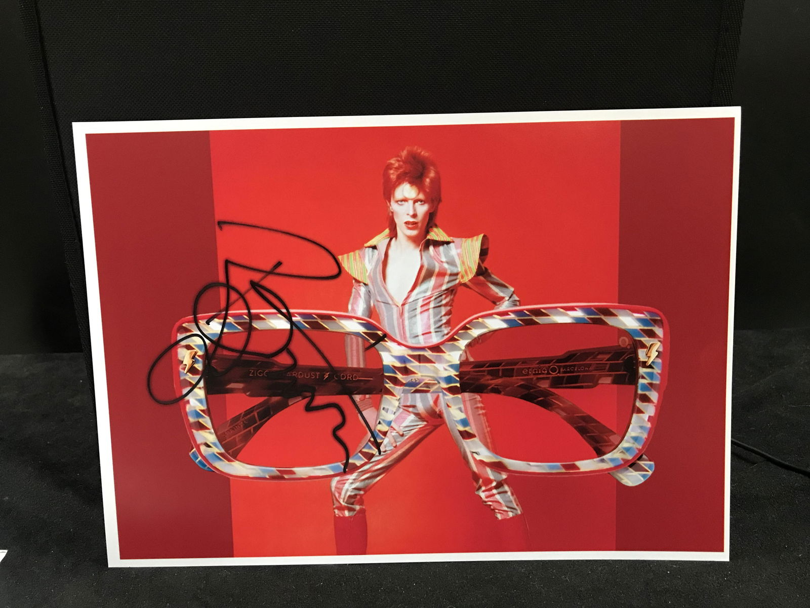 DAVID BOWIE SIGNED 8 X 10 (RA COA ): DAVID BOWIE SIGNED 8 X 10 (RA COA )