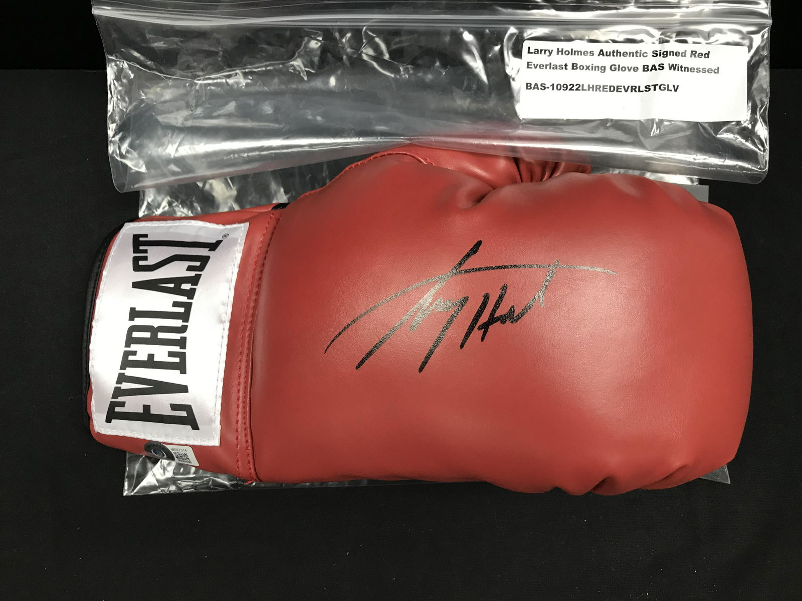 LARRY HOLMES SIGNED EVERLAST BOXING GLOVE (BECKETT COA): LARRY HOLMES SIGNED EVERLAST BOXING GLOVE (BECKETT COA)