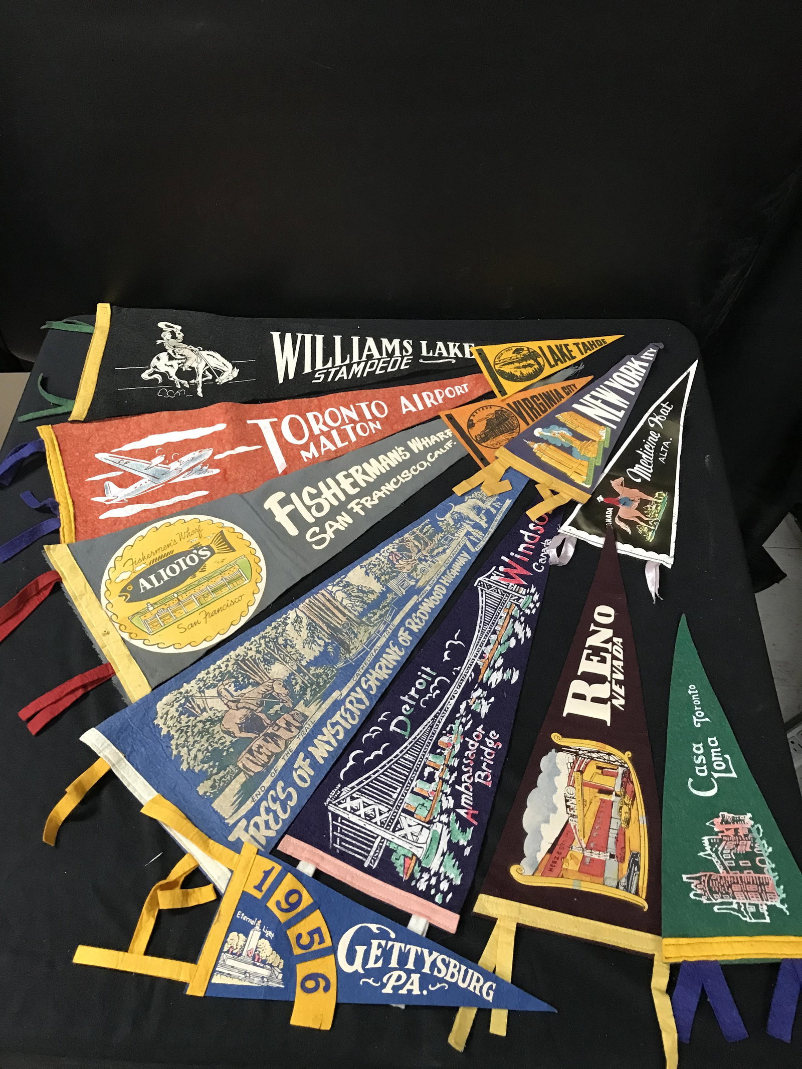 LARGE LOT OF VINTAGE PENNANTS: LARGE LOT OF VINTAGE PENNANTS