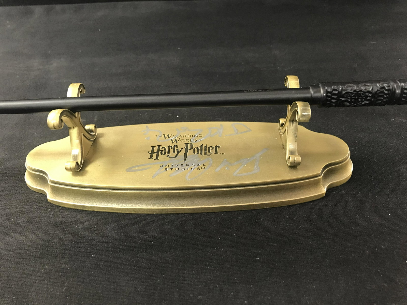 DANIEL RADCLIFFE AND J.K RAWLING DUAL SIGNED HARRY POTTER STAND (RA COA): DANIEL RADCLIFFE AND J.K RAWLING DUAL SIGNED HARRY POTTER STAND (RA COA)