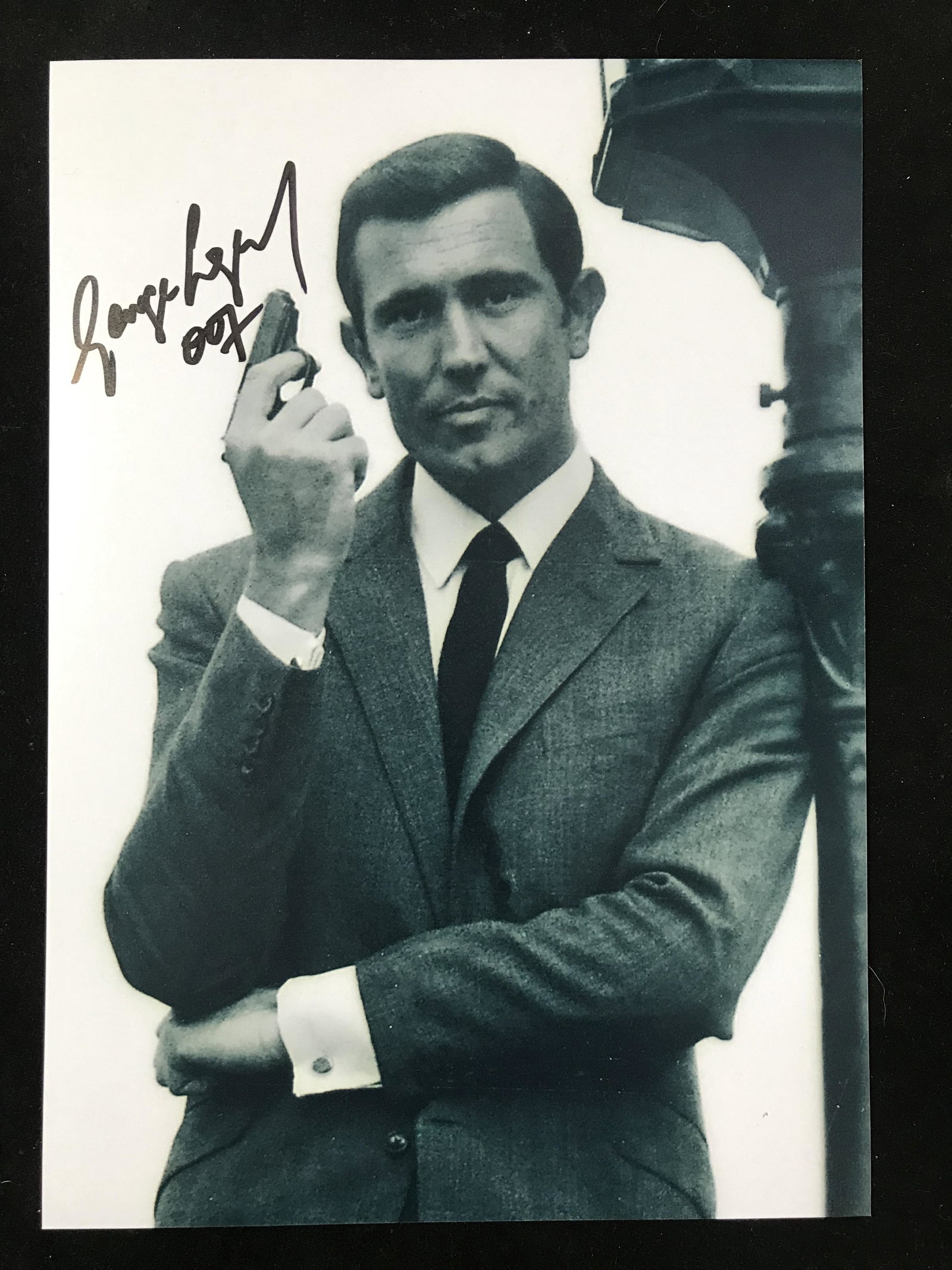 GEORGE LAZENBY SIGNED JAMES BOND 8X10 (RA COA): 1