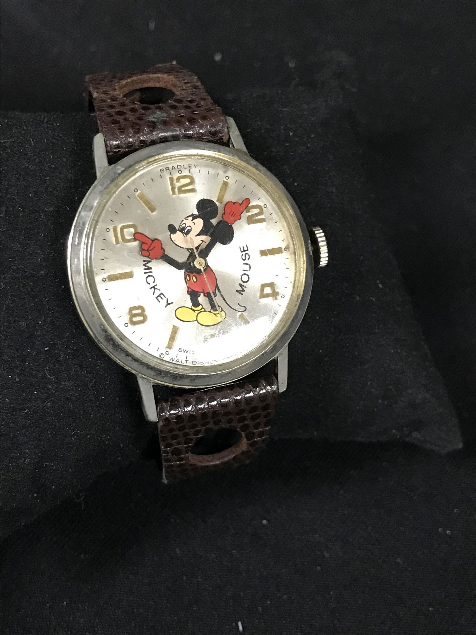 VINTAGE DISNEY MICKEY MOUSE WRIST WATCH (1 of 2)