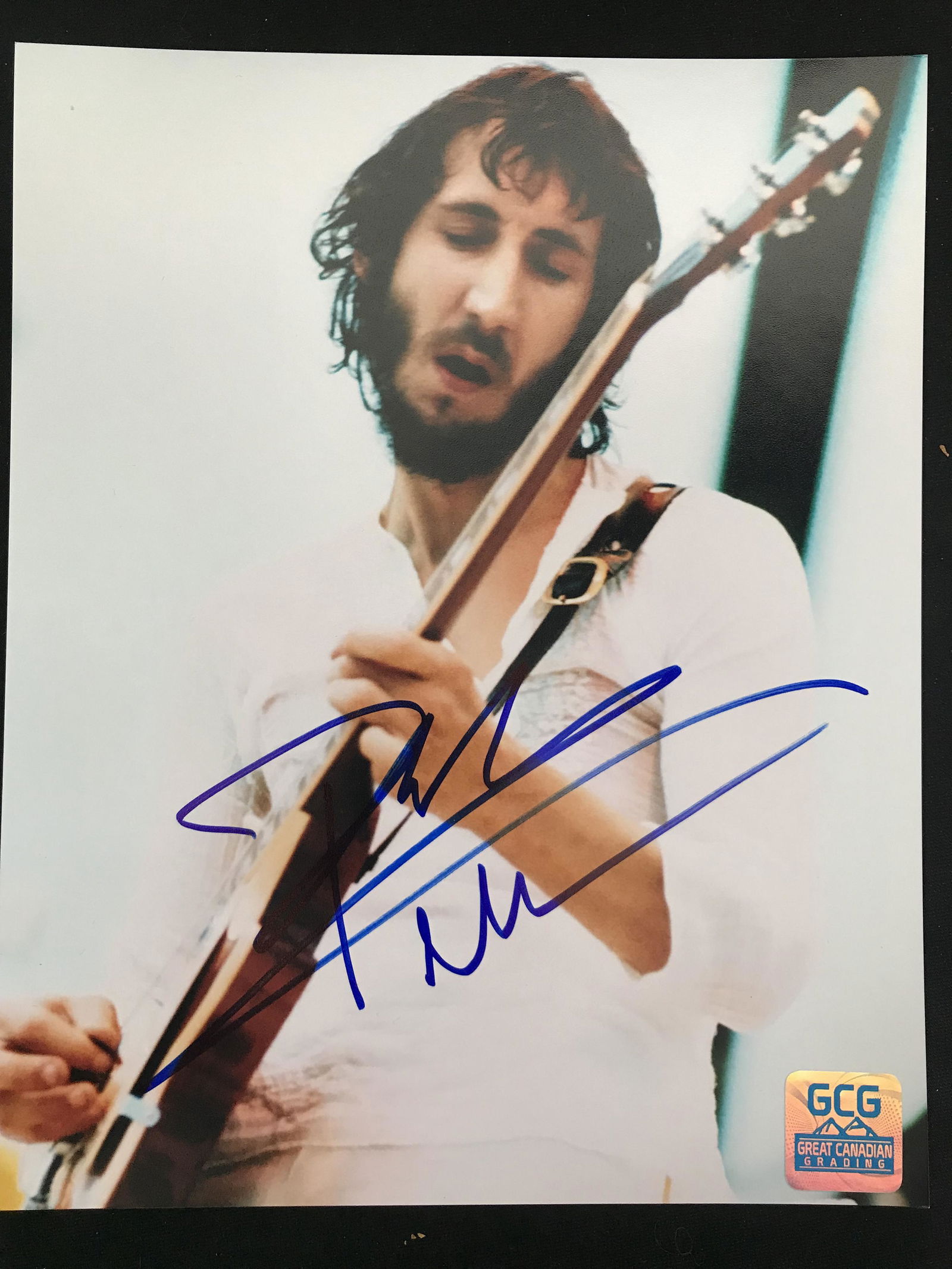 PETE TOWNSHEND OF THE WHO SIGNED 8X10 GCG COA (1 of 1)