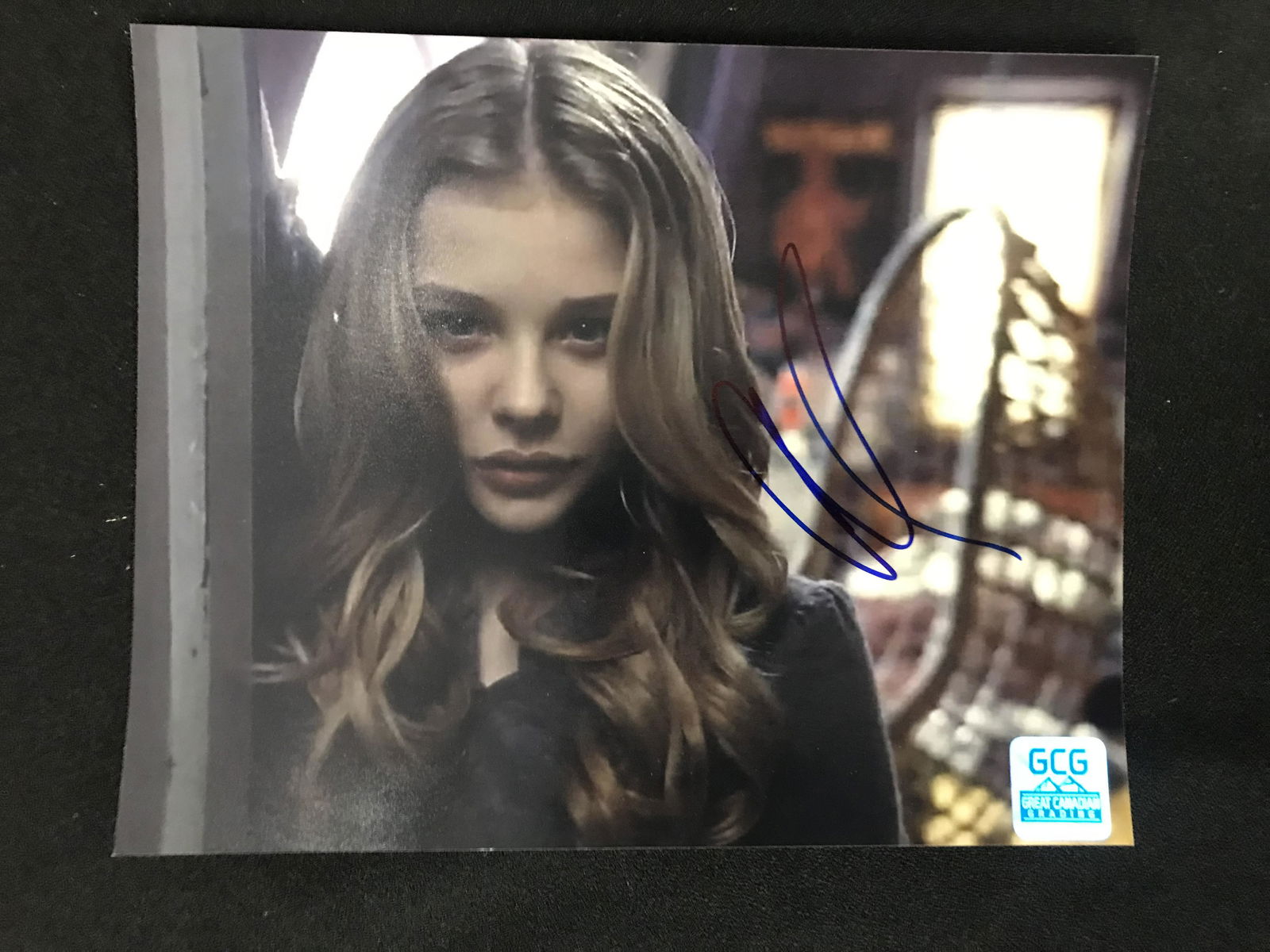 CHLOE GRACE MORETZ SIGNED 8X10 (GCG COA): CHLOE GRACE MORETZ SIGNED 8X10 (GCG COA)