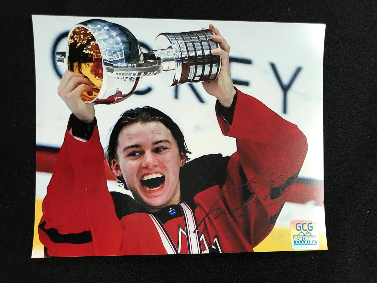 CONNOR BEDARD SIGNED TEAM CANADA 8 X 10 (GCG HOLO): CONNOR BEDARD SIGNED TEAM CANADA 8 X 10 (GCG HOLO)