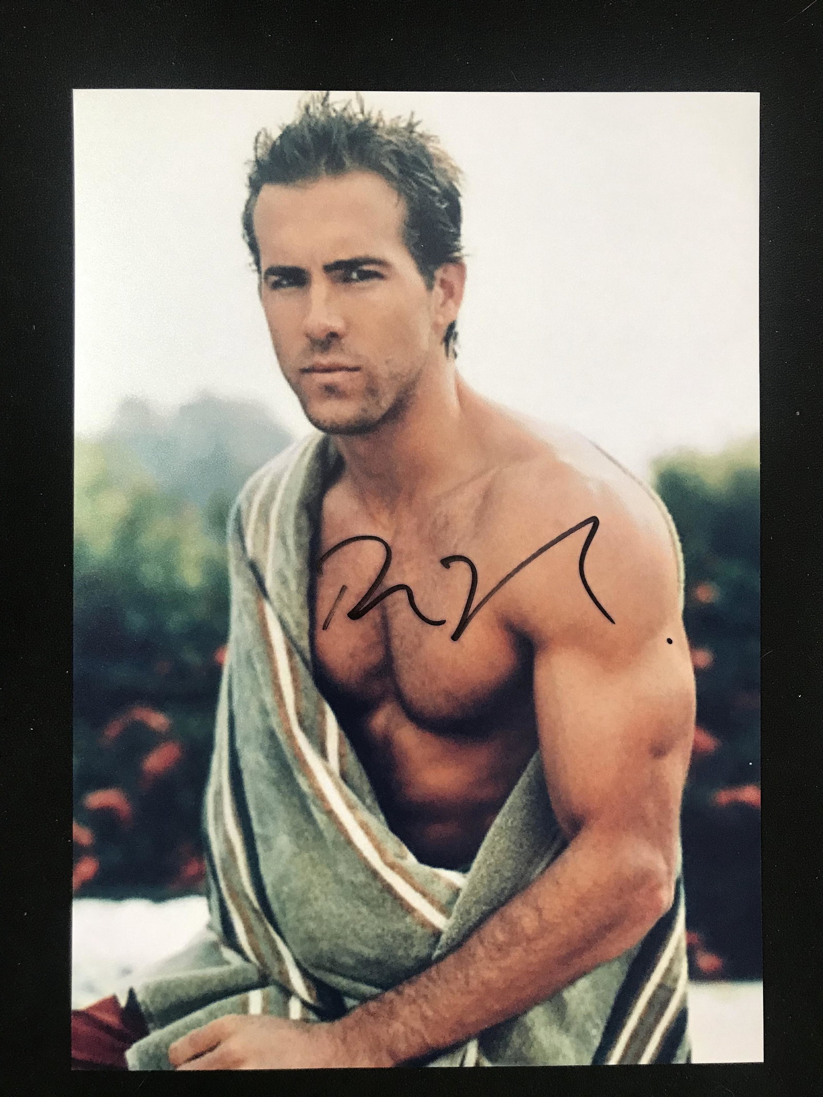 RYAN REYNOLDS SIGNED 8X10 (RA COA): RYAN REYNOLDS SIGNED 8X10 (RA COA)