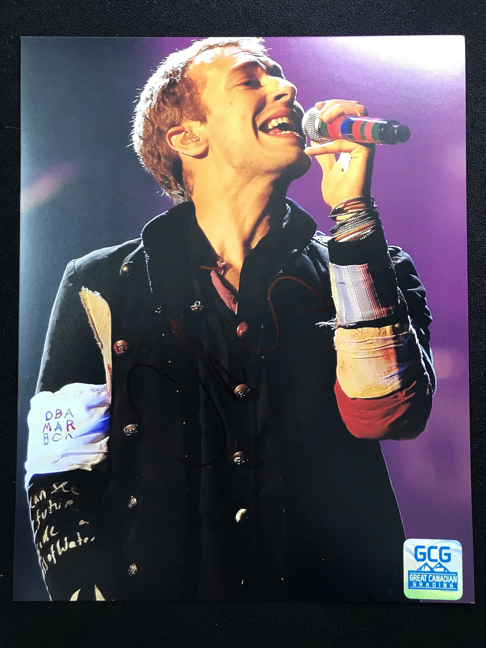 CHRIS MARTIN COLPLAY SIGNED 8 X 10 (GCG HOLO): CHRIS MARTIN COLPLAY SIGNED 8 X 10 (GCG HOLO)