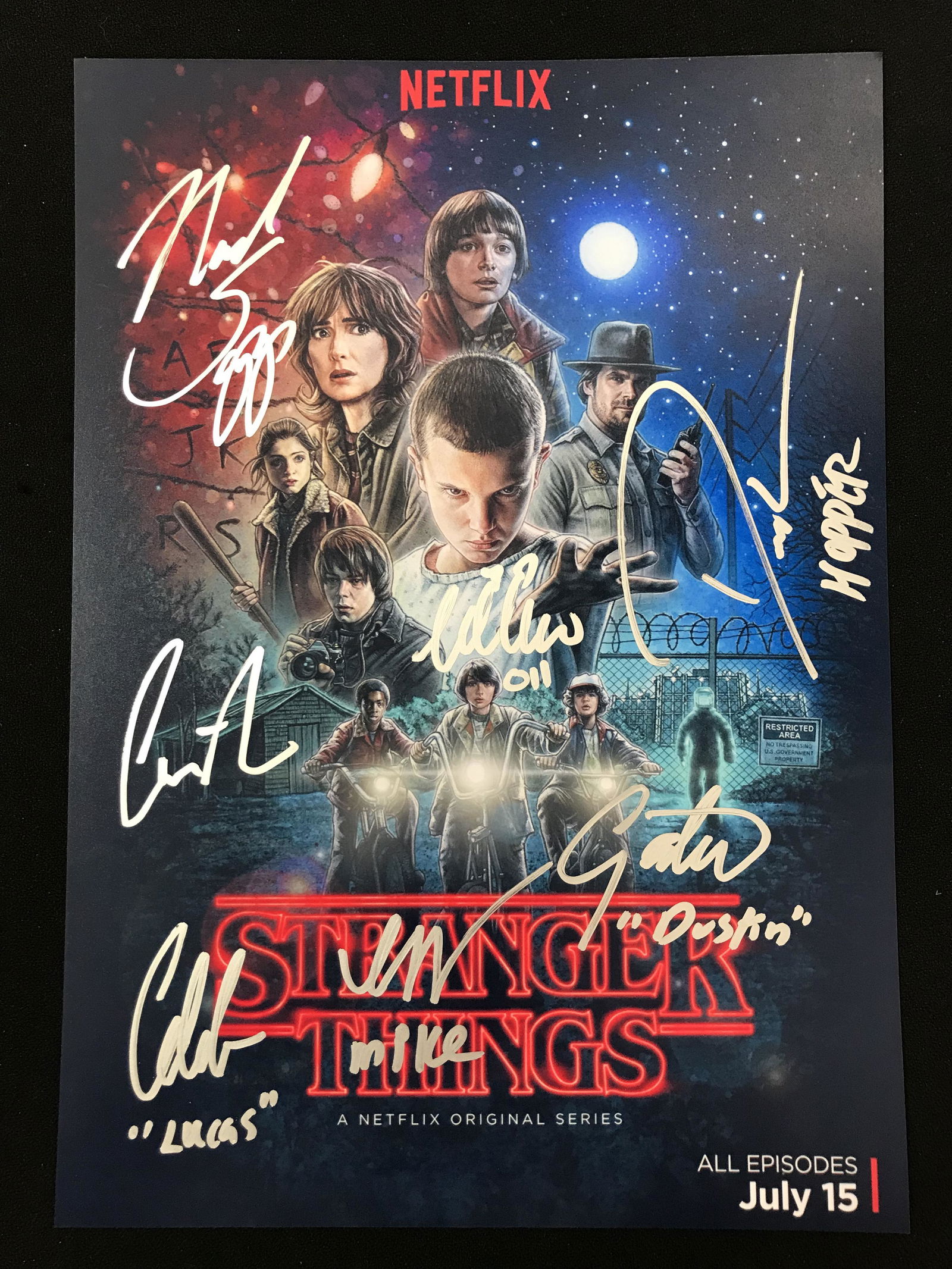 STRANGER THINGS CAST SIGNED 8 X 10 (RA COA) (1 of 2)