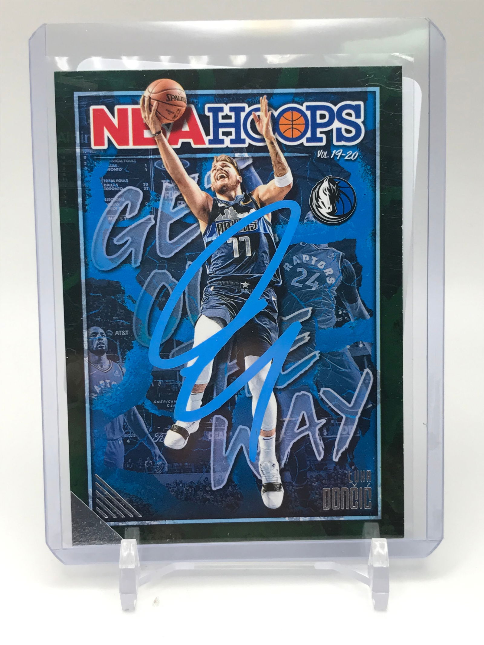 2019 HOOPS PREMIUM STOCK NO.1 LUKA DONCIC AUTOGRAPHED COA PROS AUTHENTICATED (1 of 2)