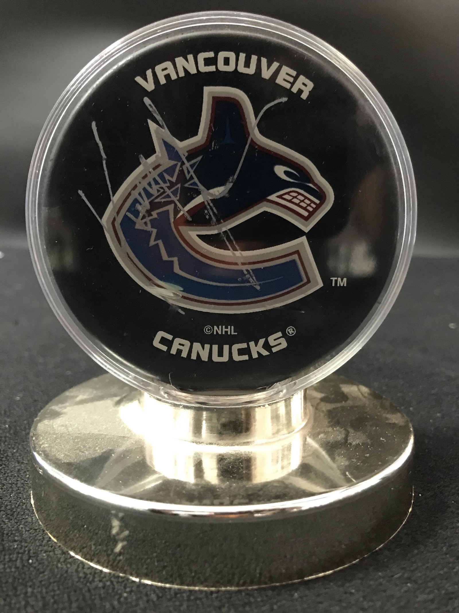 KIRK MCLEAN SIGNED VANCOUVER CANUCKS HOCKEY PUCK IN CASE: KIRK MCLEAN SIGNED VANCOUVER CANUCKS HOCKEY PUCK IN CASE