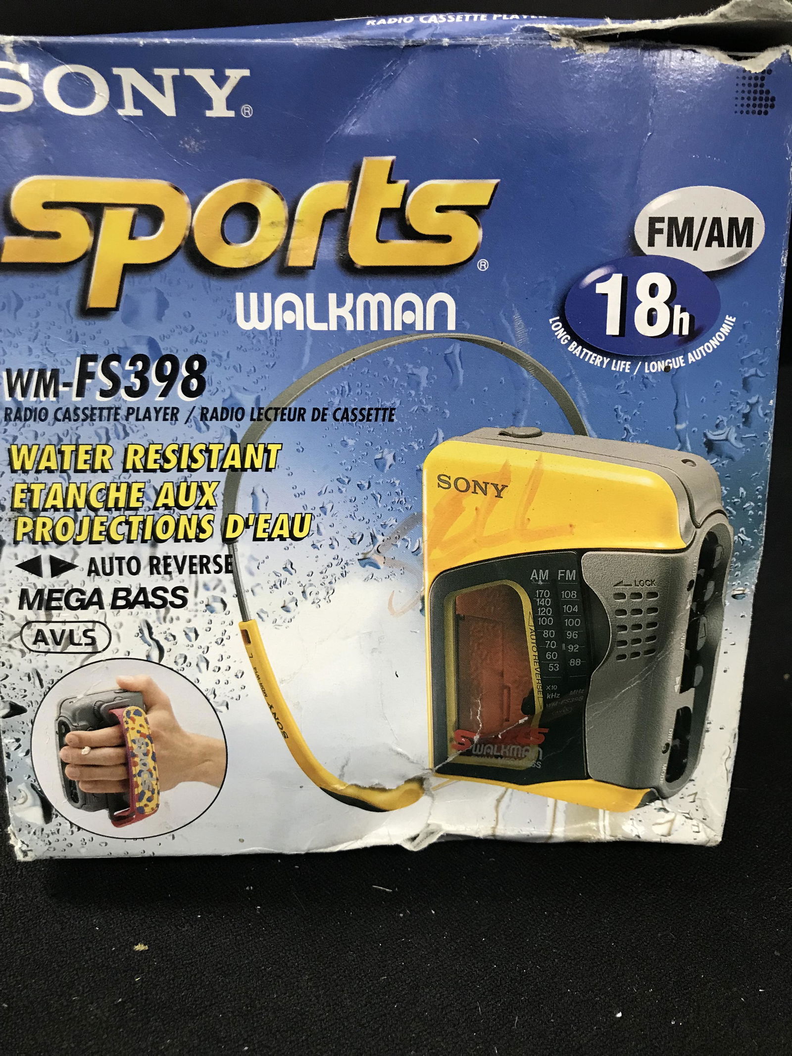 VINTAGE SONY SPORTS WALKMAN WM-FS398 COMPLETE IN BOX (1 of 2)