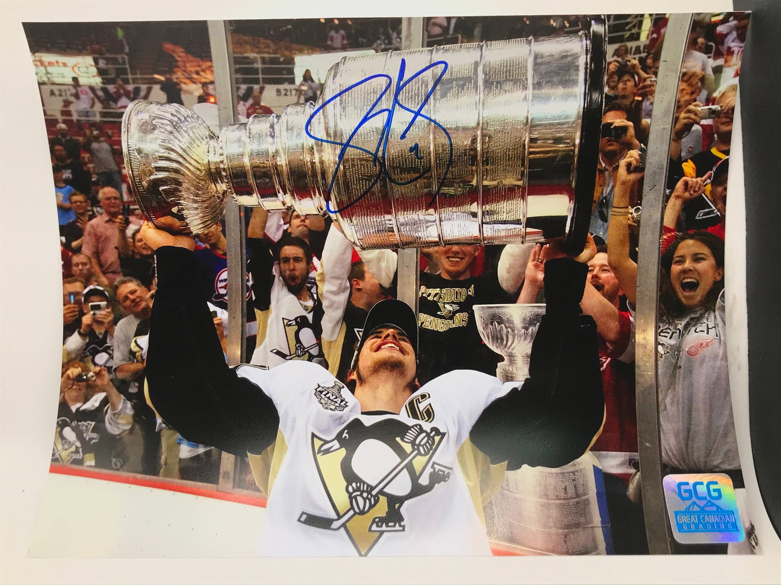 SIDNEY CROSBEY AUTOGRAPHED 8X10 PHOTO GCG AUTHENTICATED: Prices are in Canadian dollars
