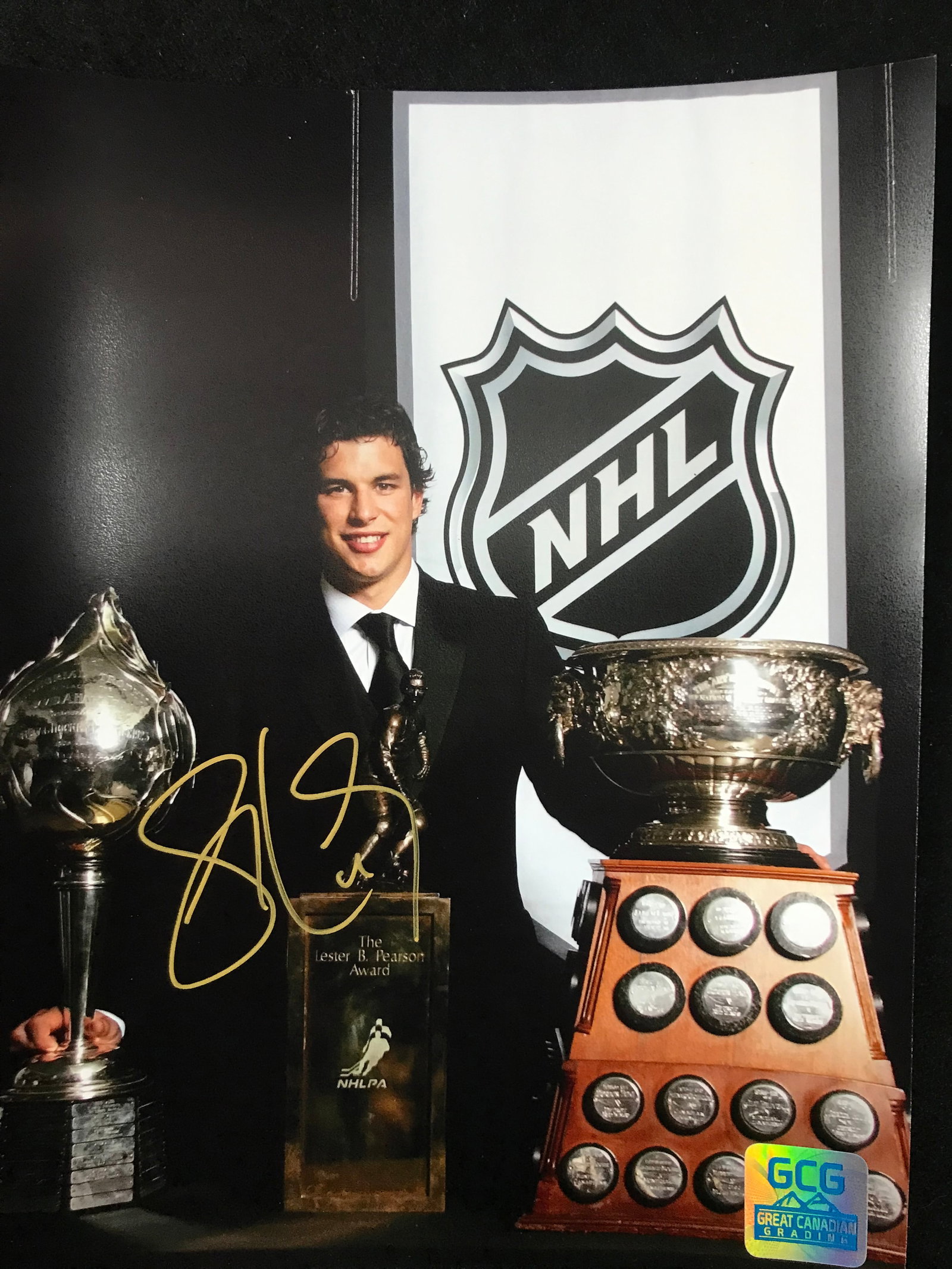 SIDNEY CROSBY SIGNED 8 X 10 GCG HOLO: Prices are in Canadian dollars