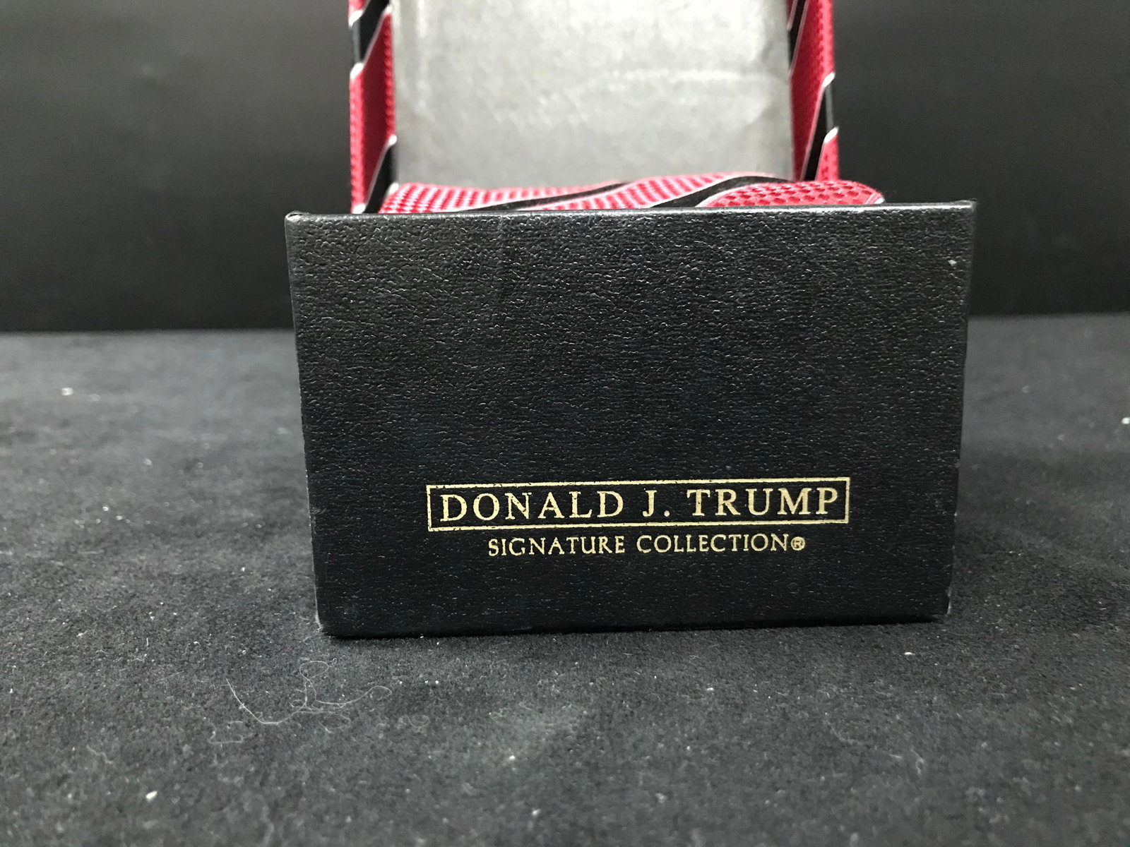 DONALD TRUMP SIGNATURE COLLECTION SILK TIE IN BOX: Prices are in Canadian dollars