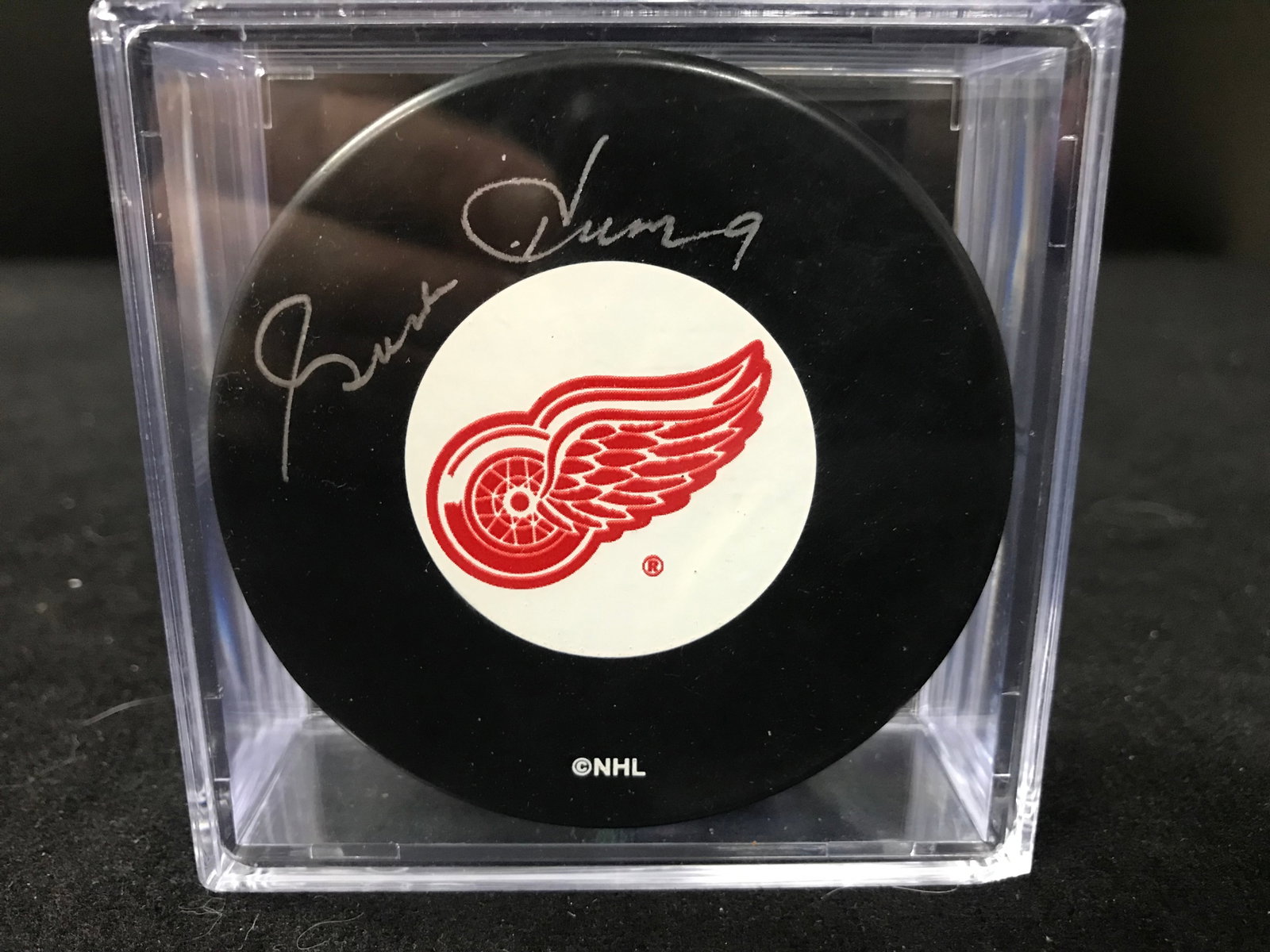 GODIRE HOWE SIGNED DETROIT RED WINGS PUCK (GCG HOLO): Prices are in Canadian dollars