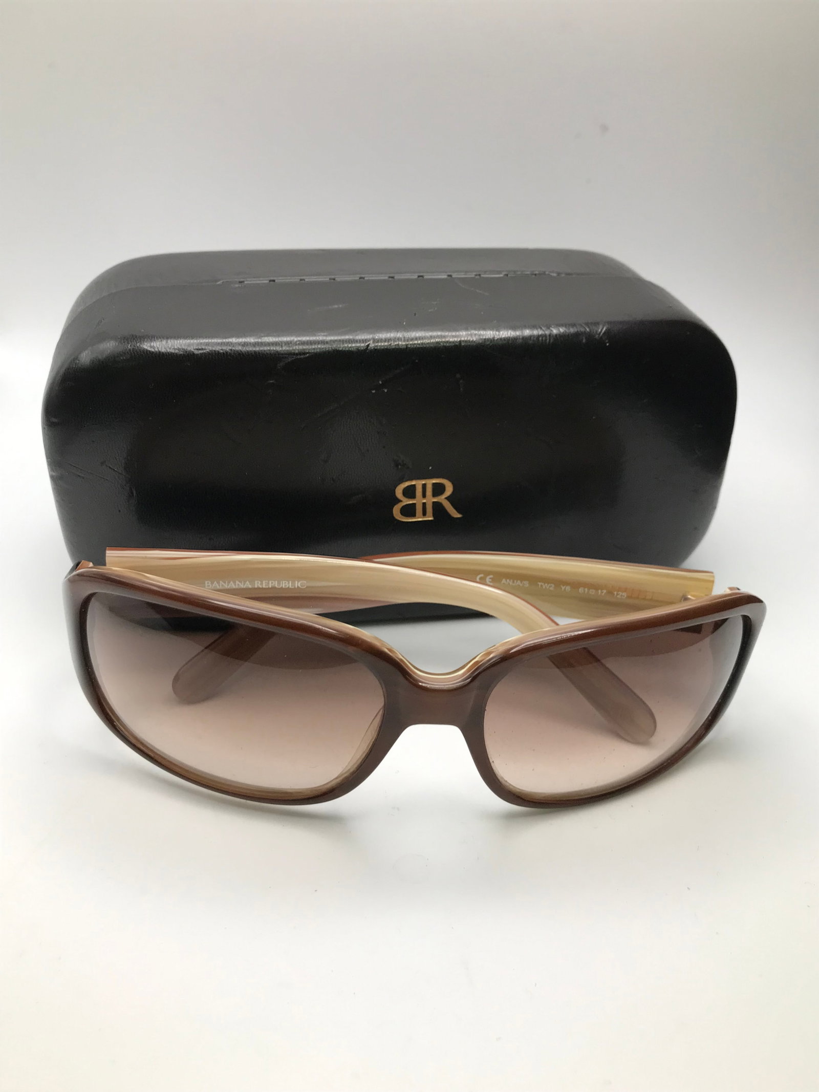 LIKE NEW RAY BANANA REPUBLIC SUNGLASSES WITH CASE: Prices are in Canadian dollars