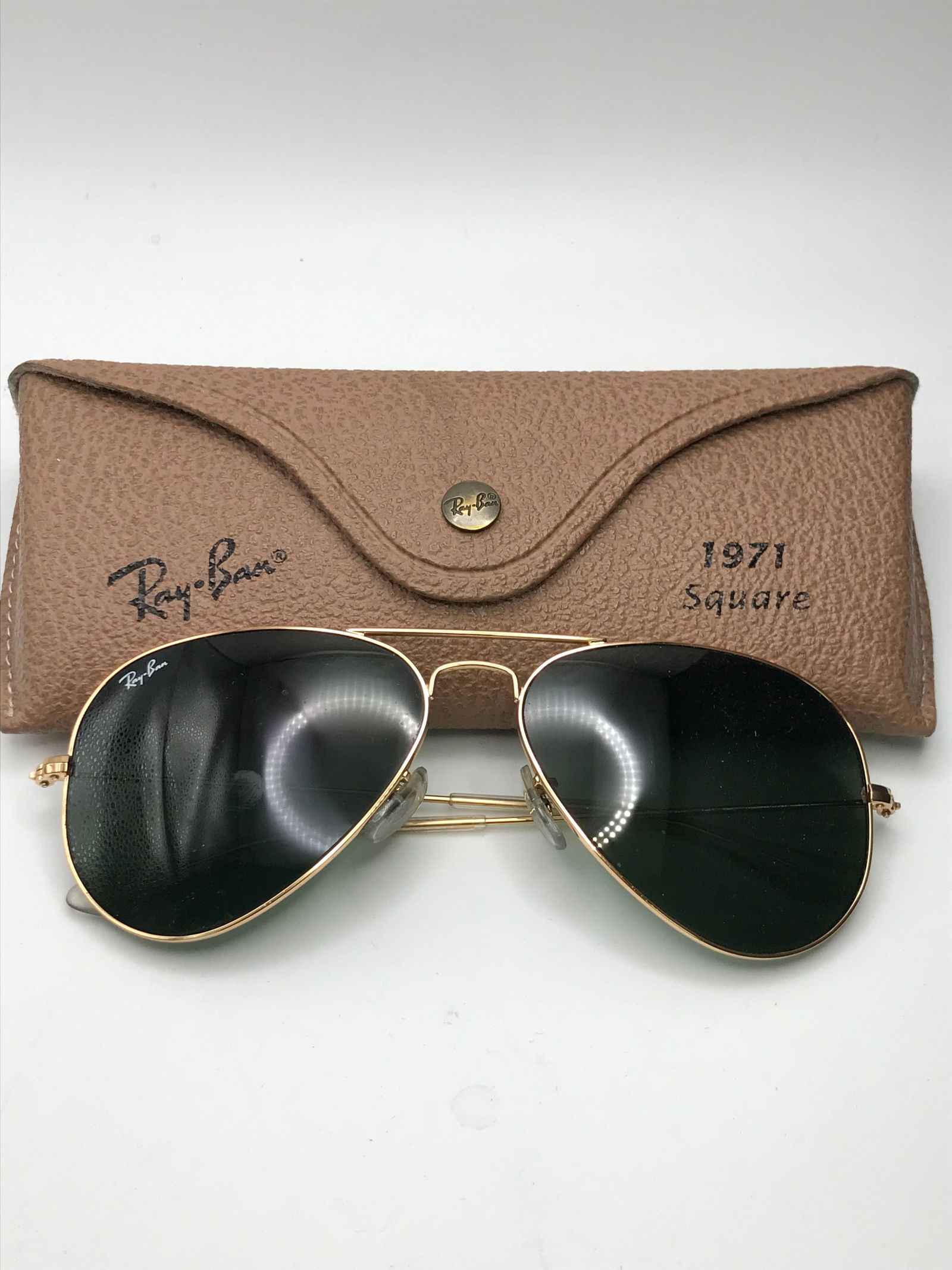 LIKE NEW RAY BAN SUNGLASSES WITH CASE (1 of 2)