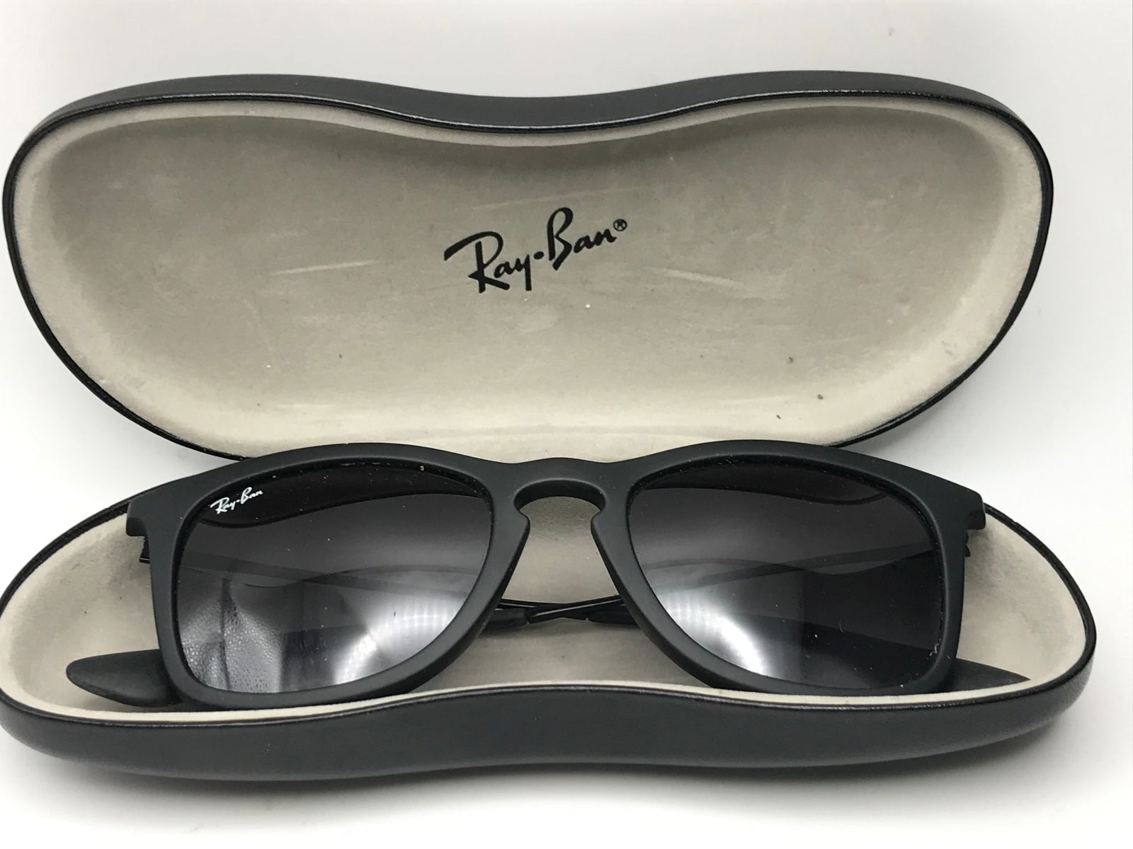 LIKE NEW RAY BAN SUNGLASSES WITH CASE (1 of 1)