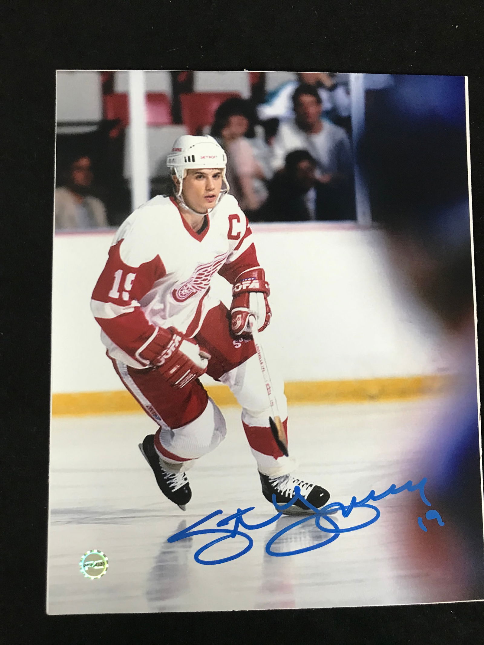 STEVE YZERMAN SIGNED DETROIT RED WINGS 8 X 10 (PRO CERT COA) (1 of 2)