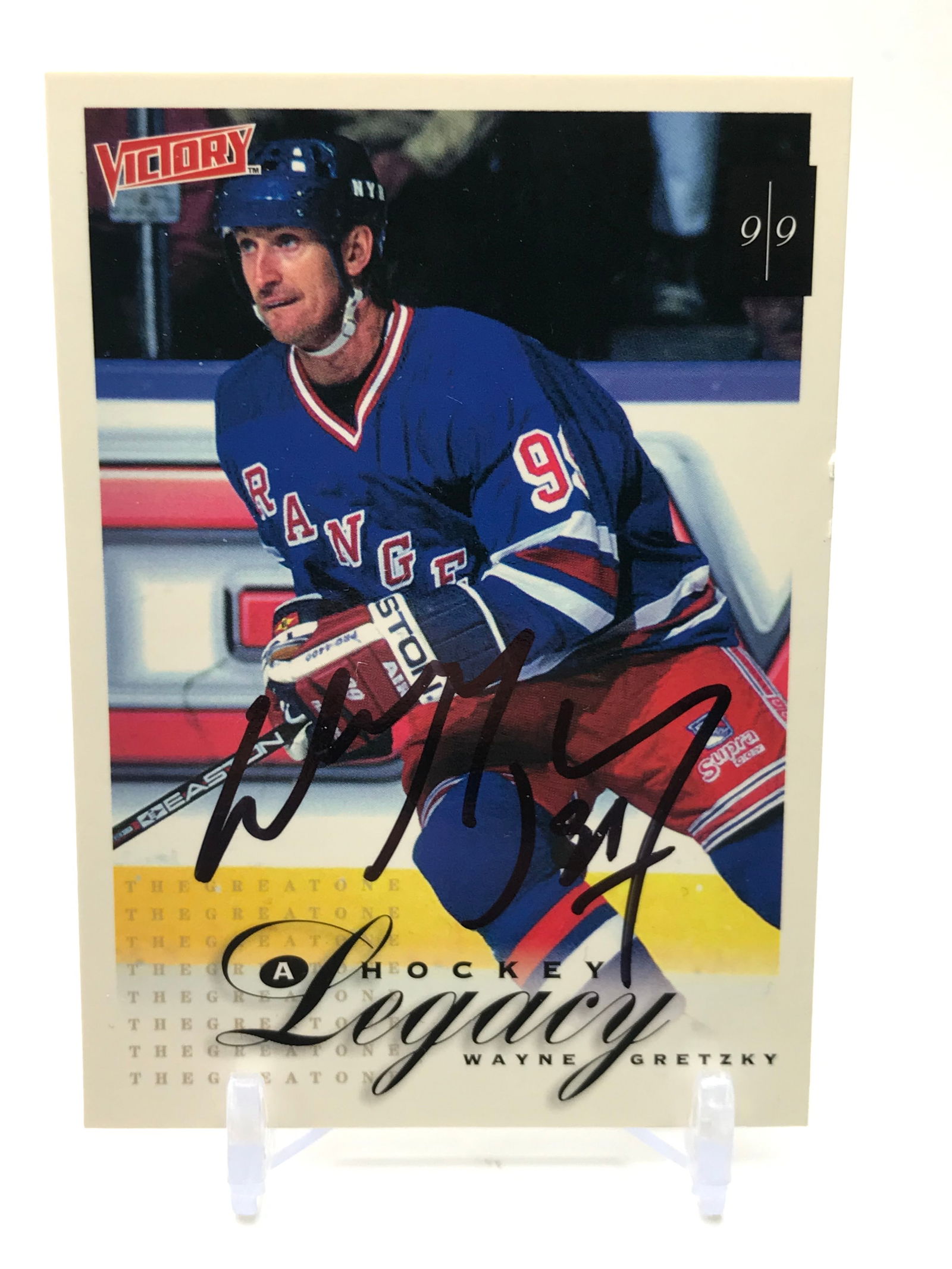 WAYNE GRETZKY SIGNED UD VICTORY TRADING CARD (1 of 1)