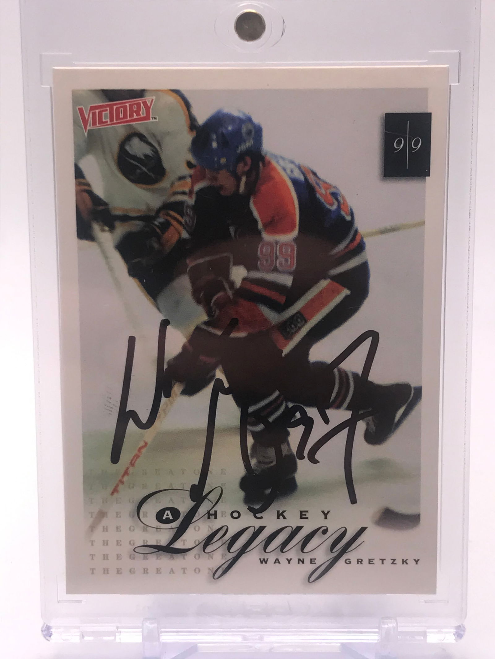 WAYNE GRETZKY SIGNED UD VICTORY TRADING CARD (1 of 2)