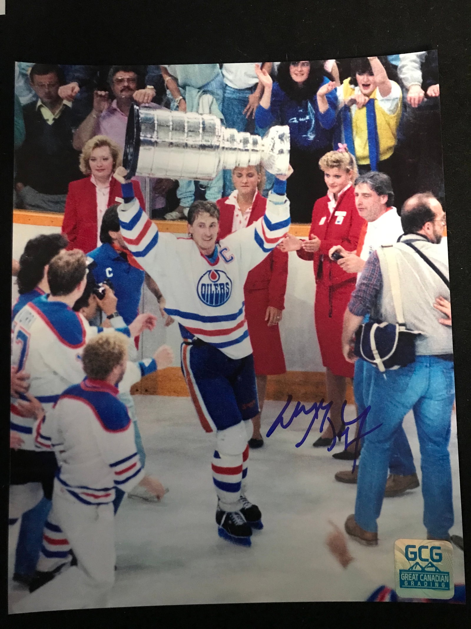 WAYNE GRETZKY SIGNED STANLEY CUP 8 X 10 (GCG HOLO): Prices are in Canadian dollars
