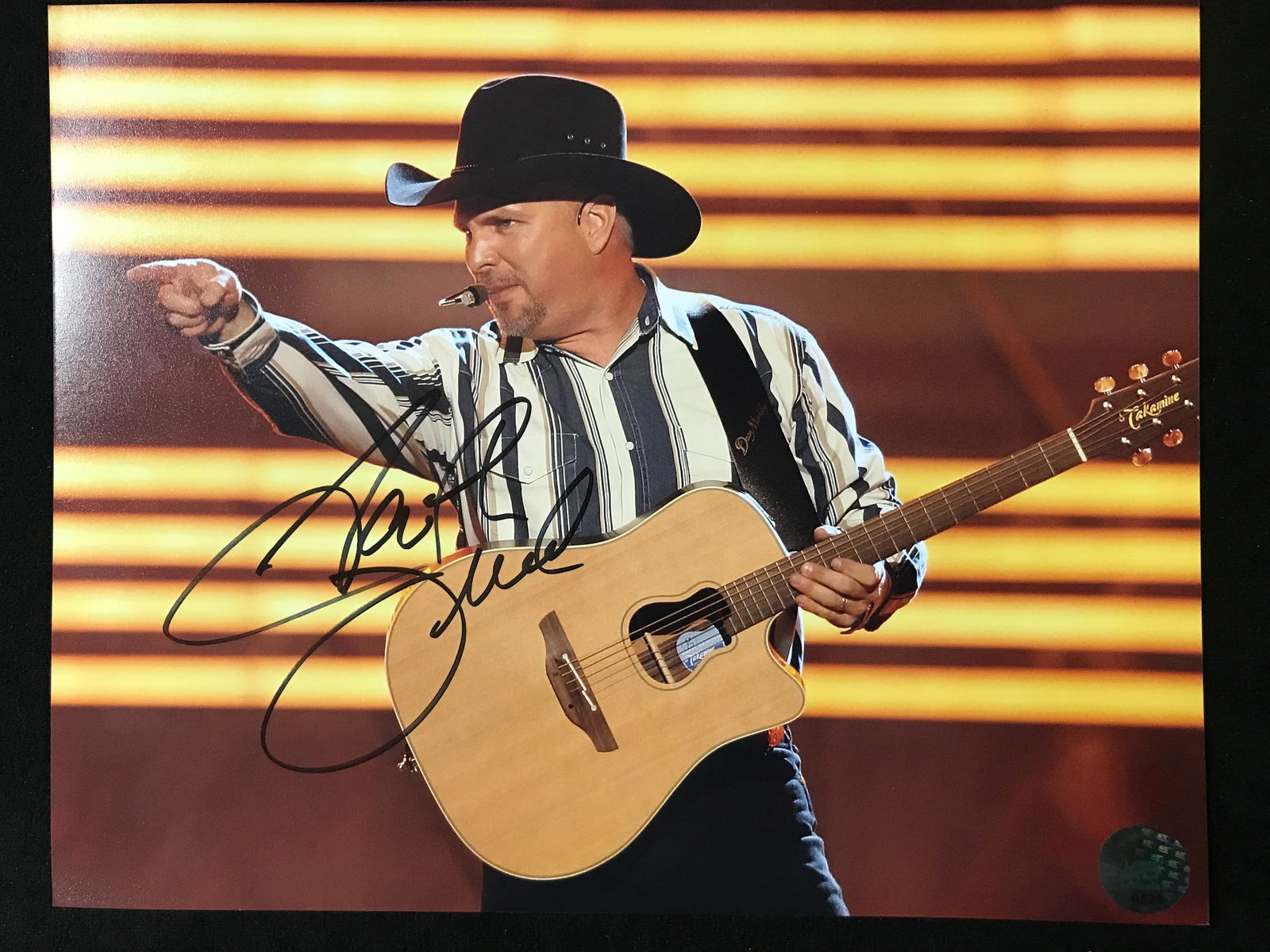 GARTH BROOKS  SIGNED 8 X 10 (KB AUTHENTICS COA) (1 of 1)