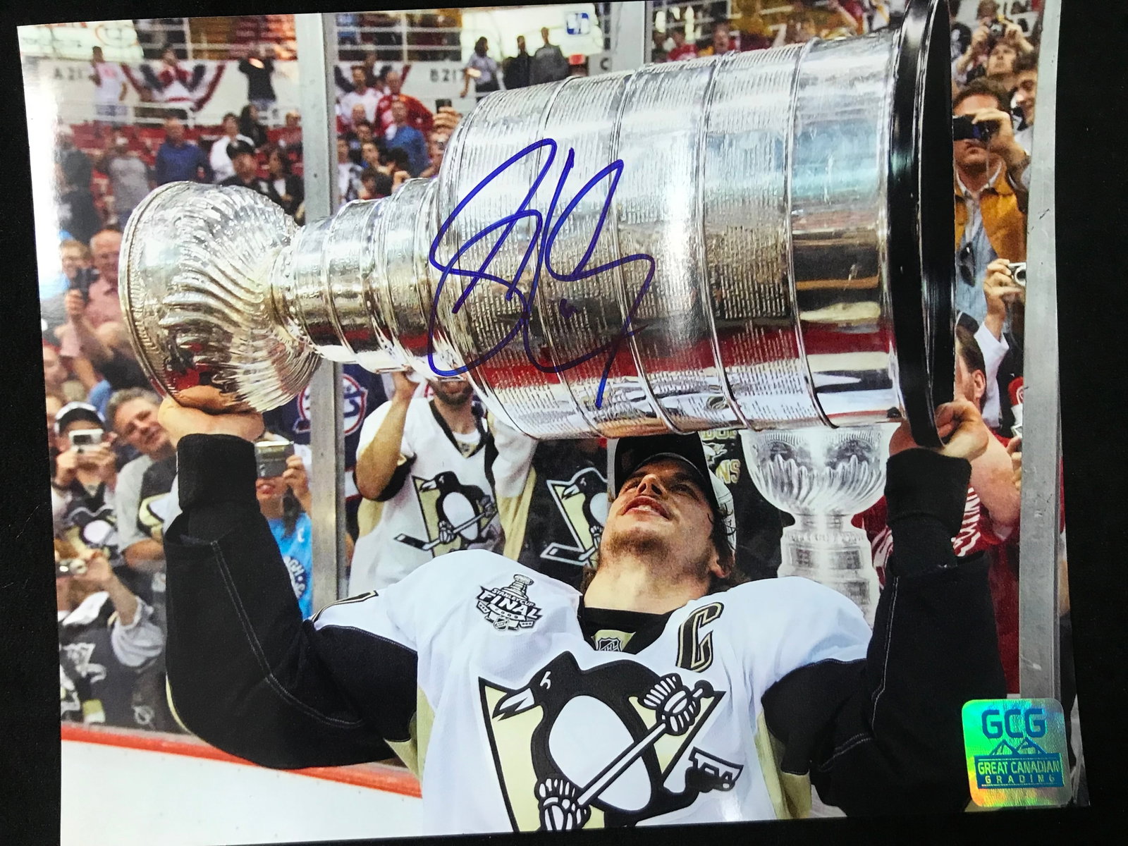 SIDNEY CROSBY SIGNED STANLEY CUP 8 X 10 (GCG HOLO): Prices are in Canadian dollars