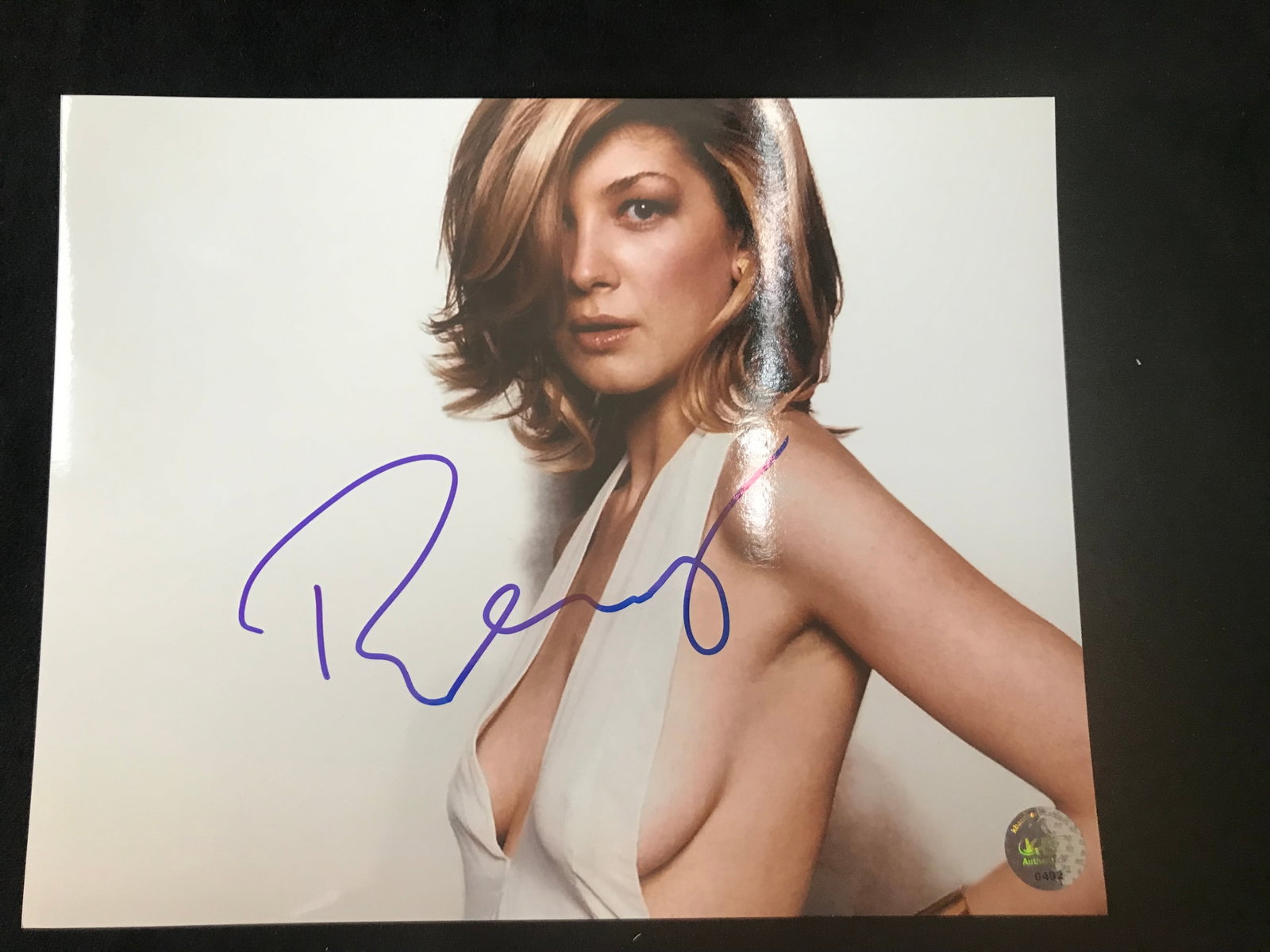 ROSAMUND PIKE SINGED 8X10 PHOTO KB COA: Prices are in Canadian dollars