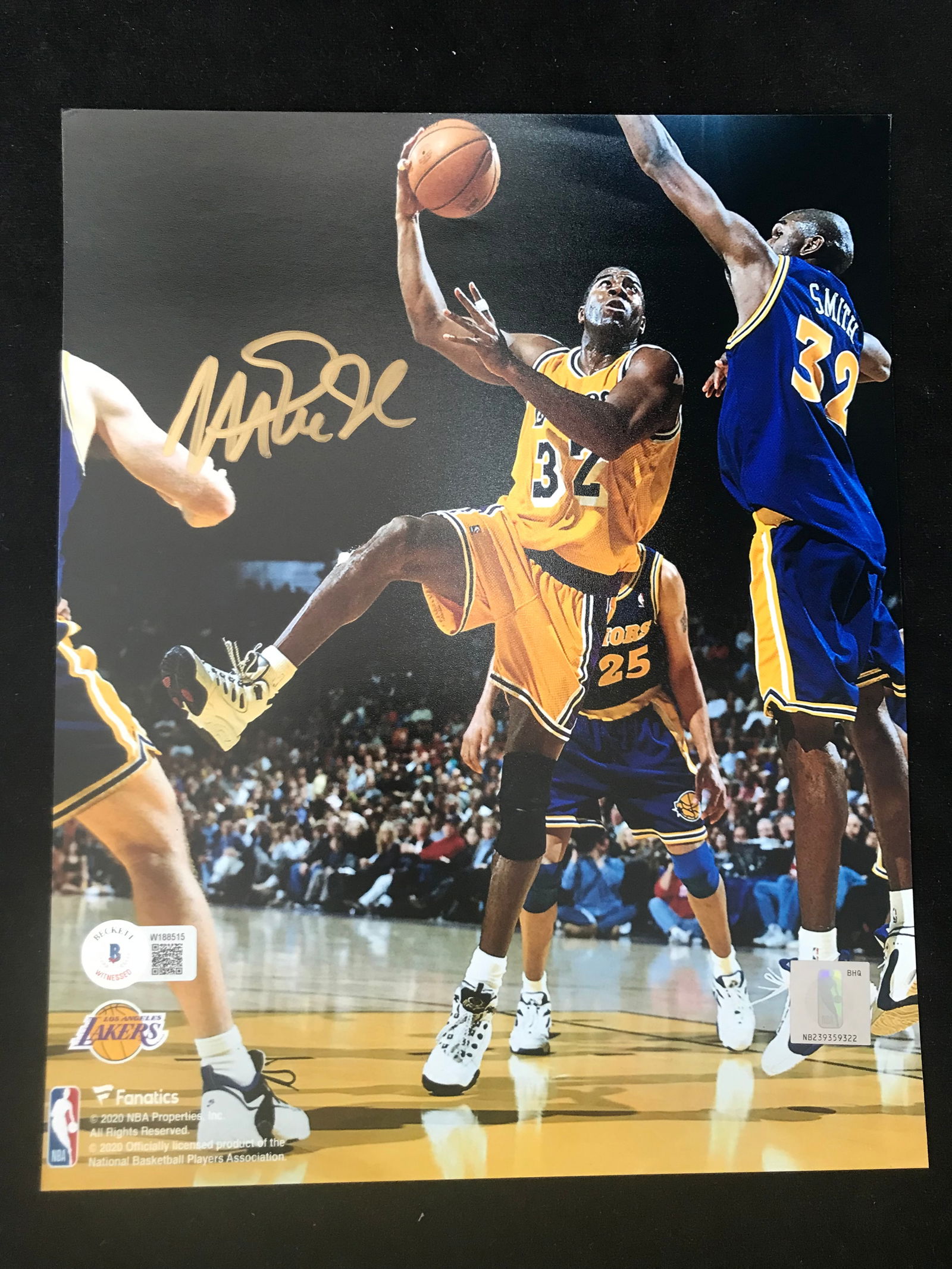 MAGIC JOHNSON SIGNED 8X10 PHOTO BECKETT COA (1 of 2)