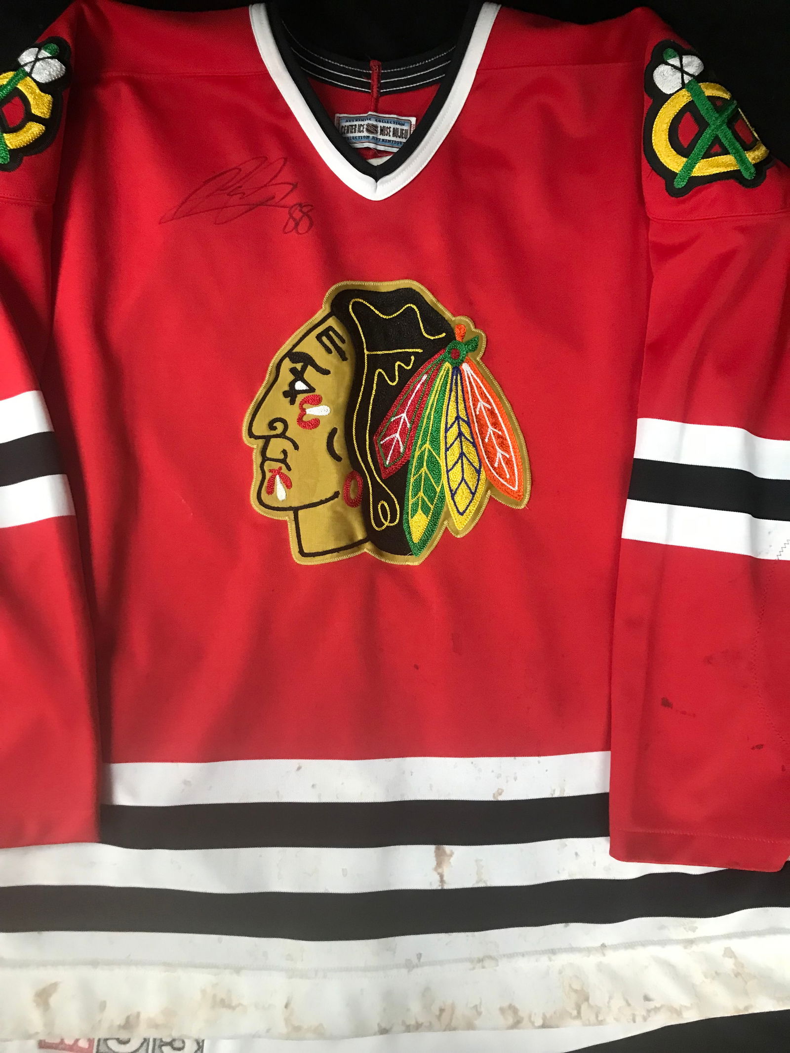 PATRICK KANE SIGNED CHICAGO BLACKHAWKS CCM JERSEY (GCG HOLO) (1 of 4)