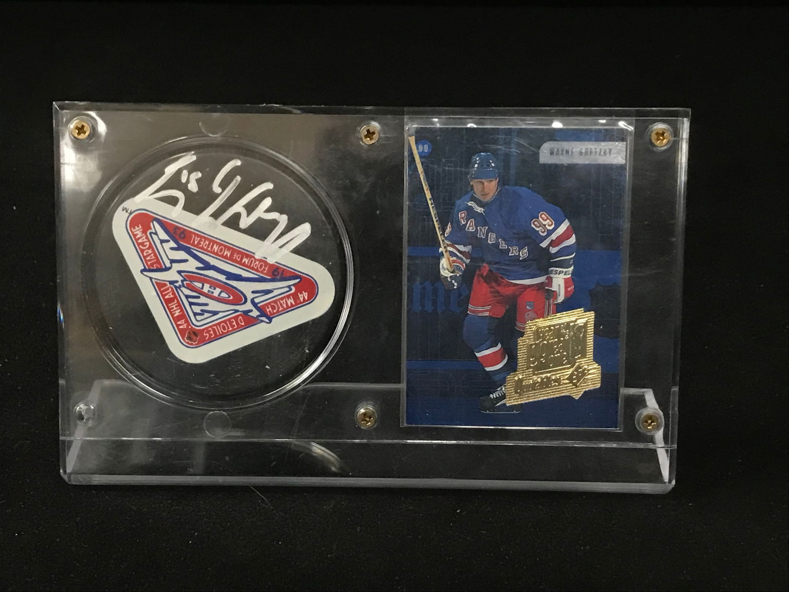 WAYNE GRETZKY SIGNED PUCK AND CARD DISPLAY (GCG HOLO) (1 of 2)
