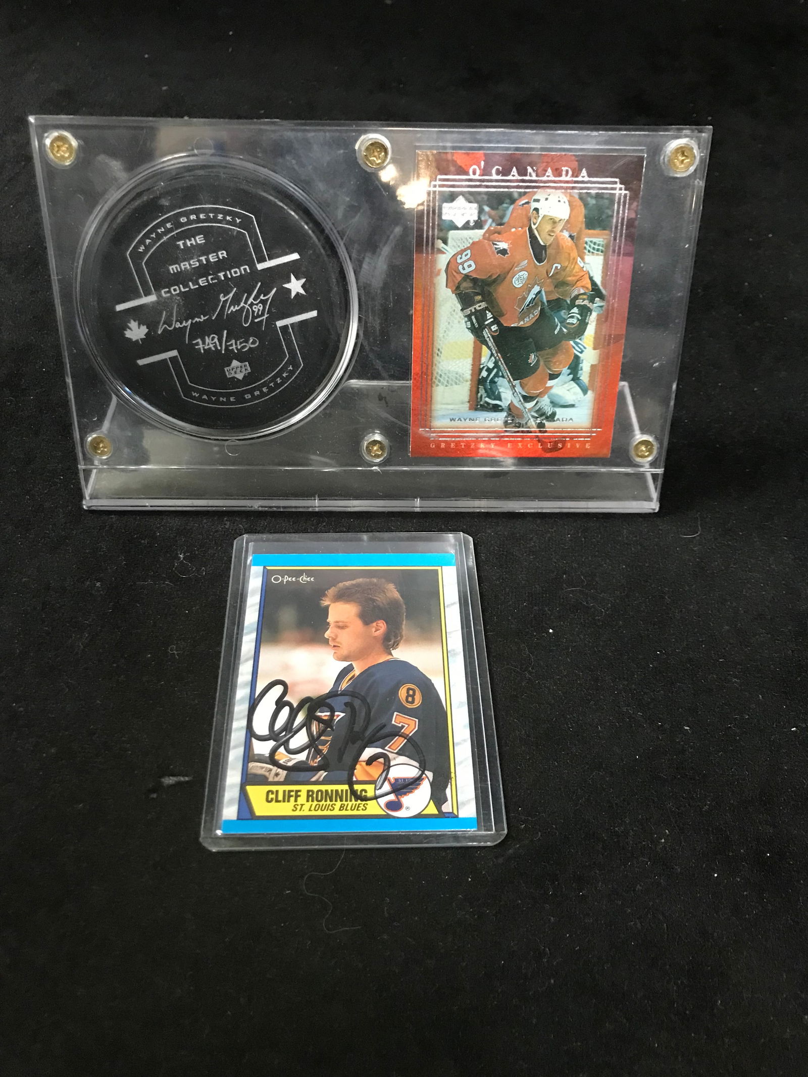 WAYNE GRETZKY SIGNED PUCK DISPLAY CARD LOT (1 of 3)