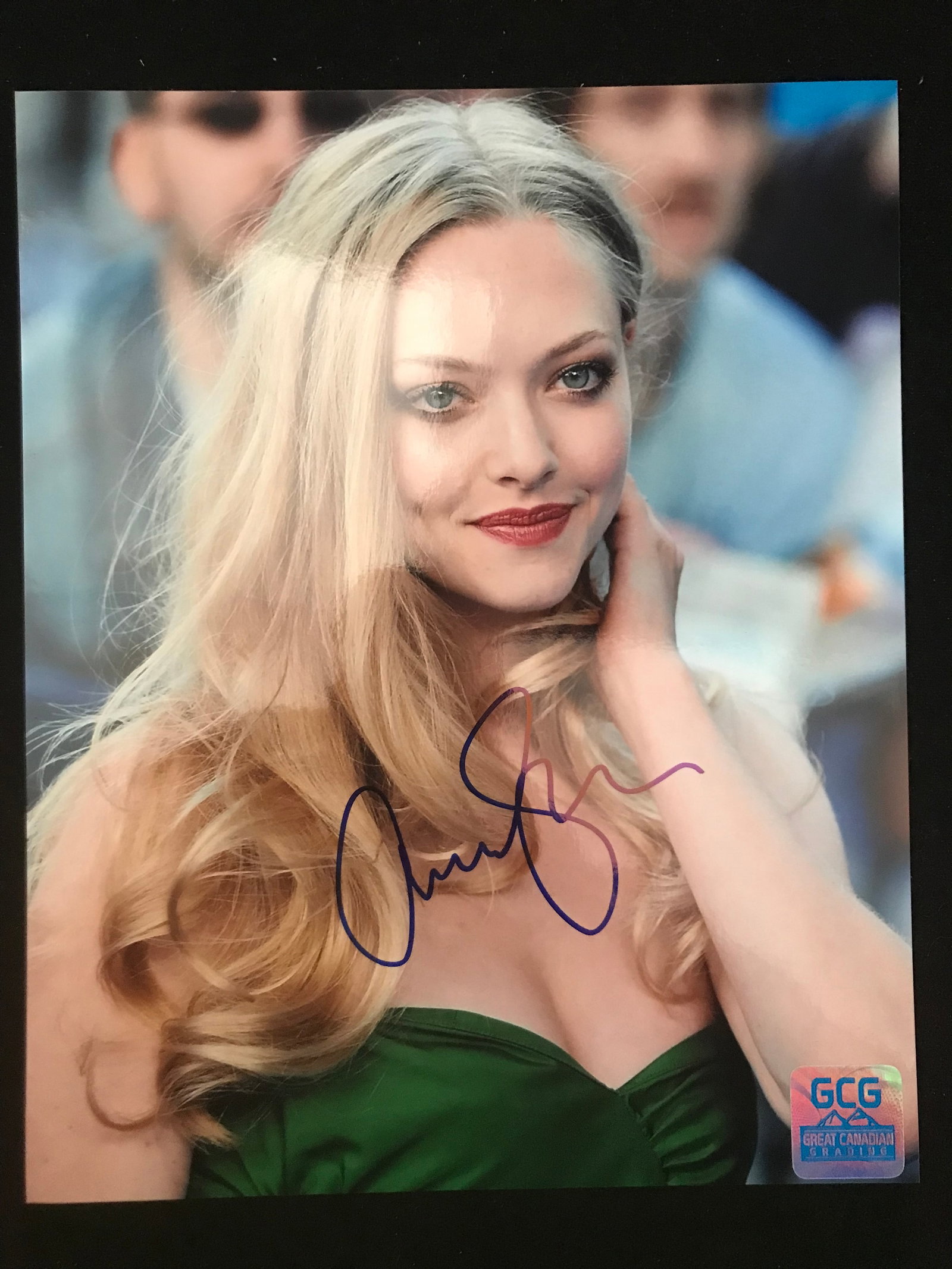 AMANDA SEYFRIED SIGNED 8 X10 (GCG HOLO)AA: Prices are in Canadian dollars