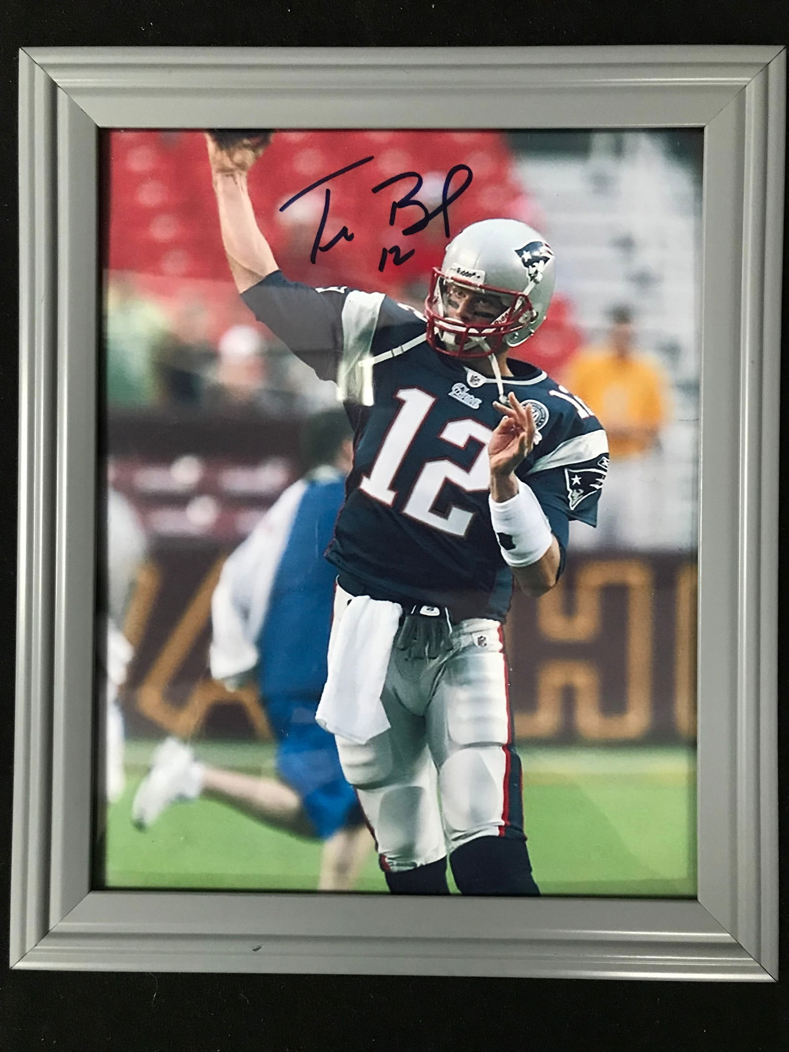 TOM BRADY SIGNED AND FRAMED 8 X 10 (1 of 1)