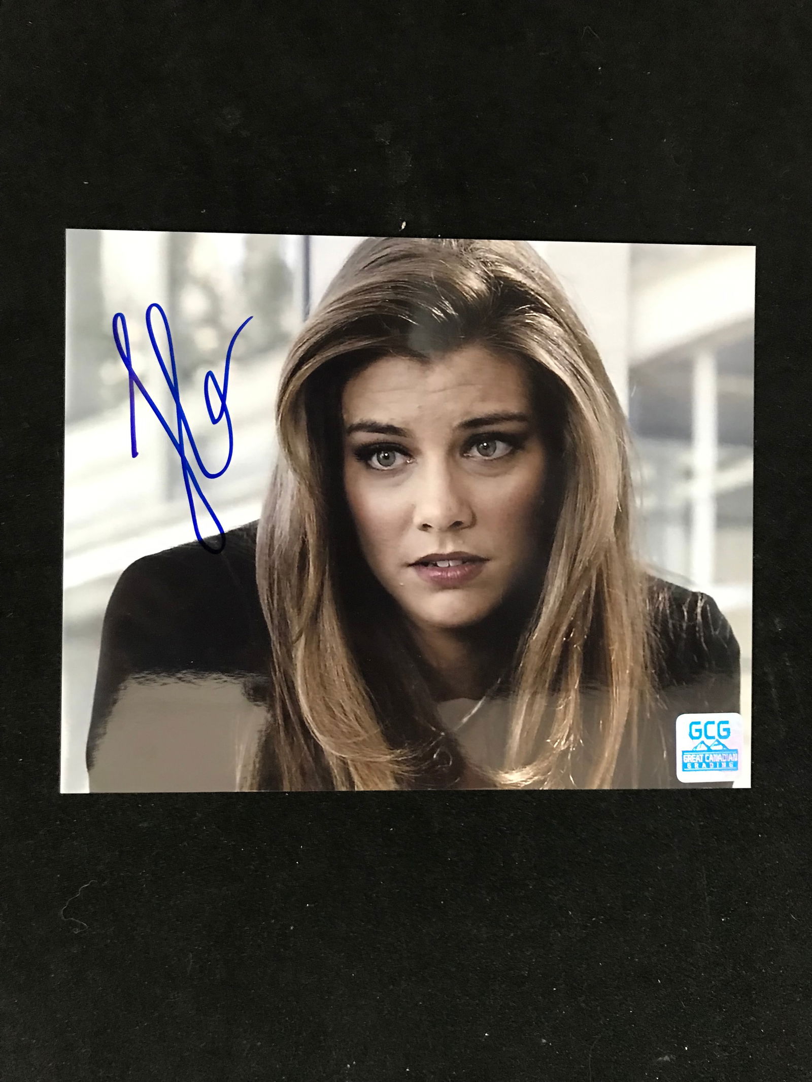 LAUREN COHEN SIGNED WALKING DEAD 8 X 10 (GCG HOLO) (1 of 1)