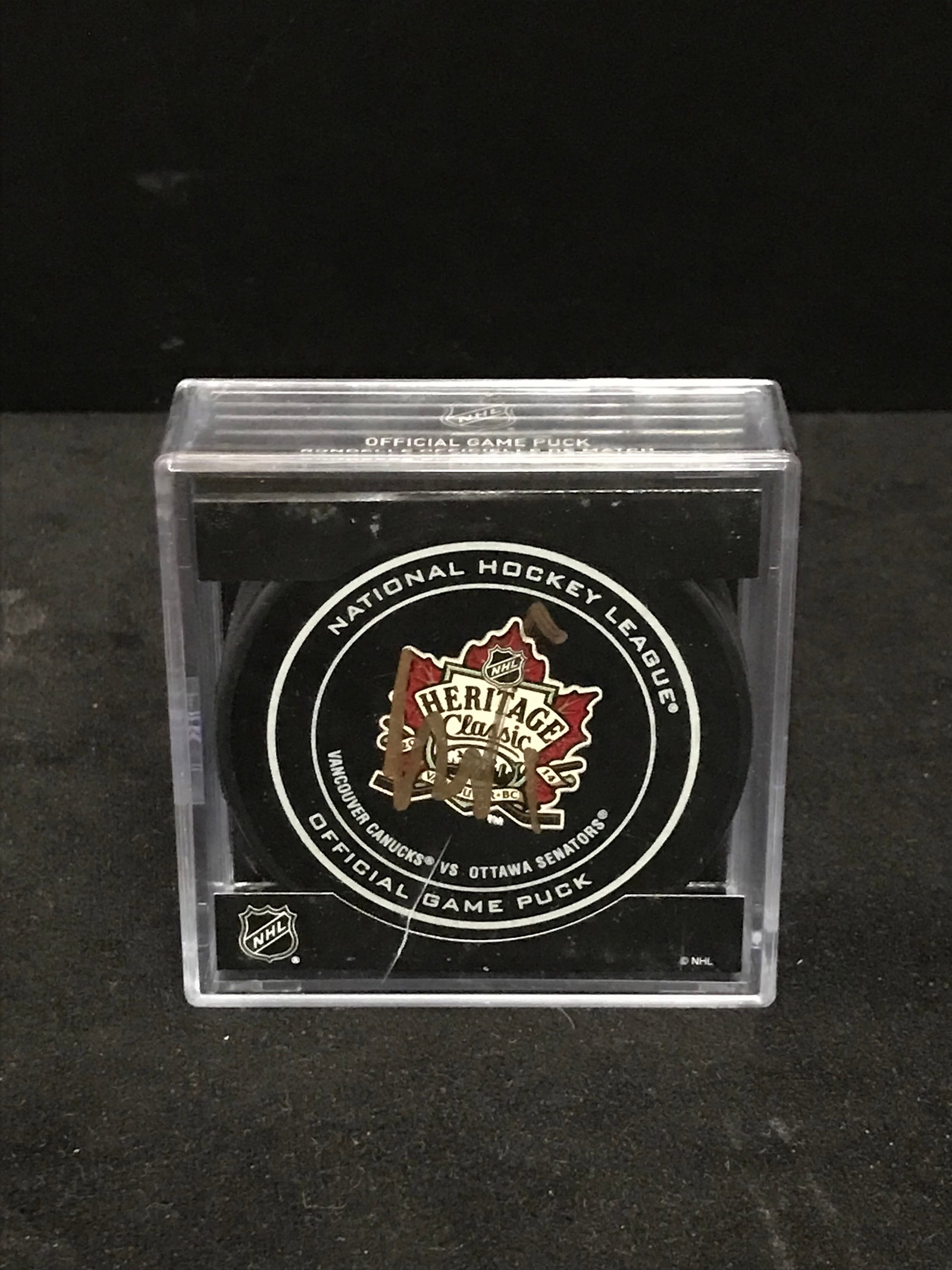 ROBERTO LUONGO SIGNED HERITAGE HOCKEY PUCK (GCG HOLO): Prices are in Canadian dollars
