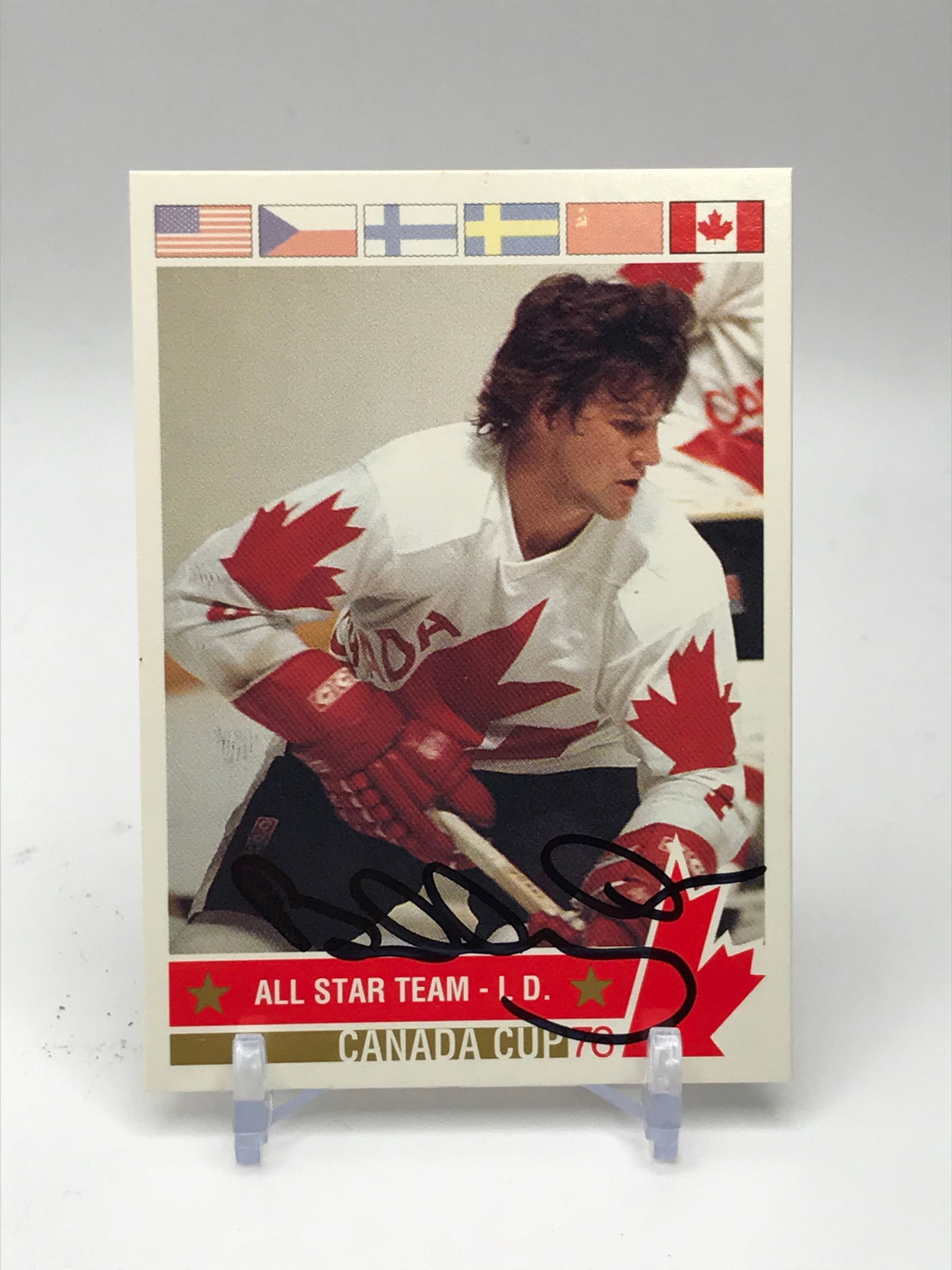 BOBBY ORR SIGNED TEAM CANADA TRADING CARD (1 of 2)