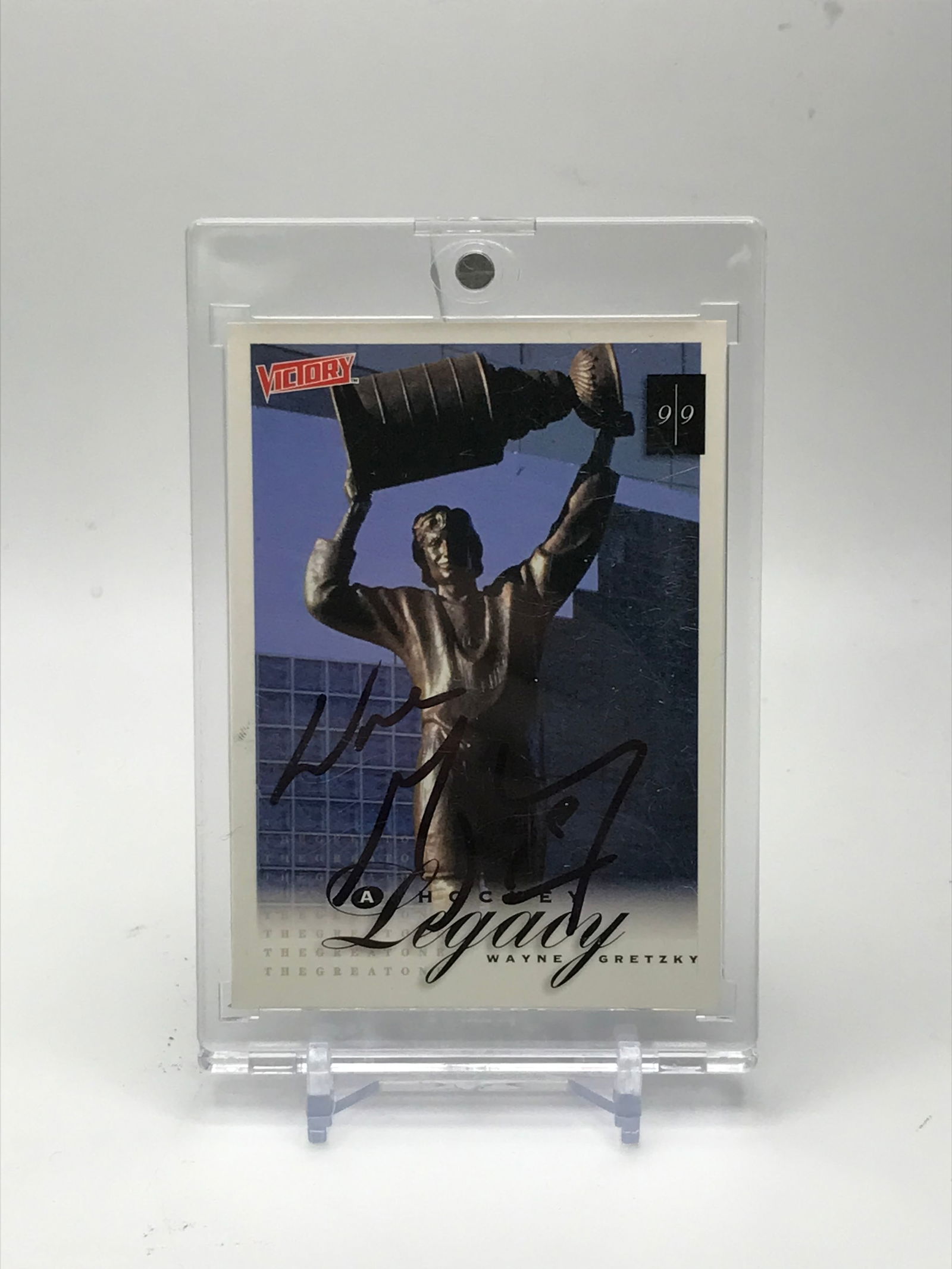 WAYNE GRETZKY SIGNED UPPER DECK VICTORY TRADING CARD (GCG HOLO) (1 of 1)