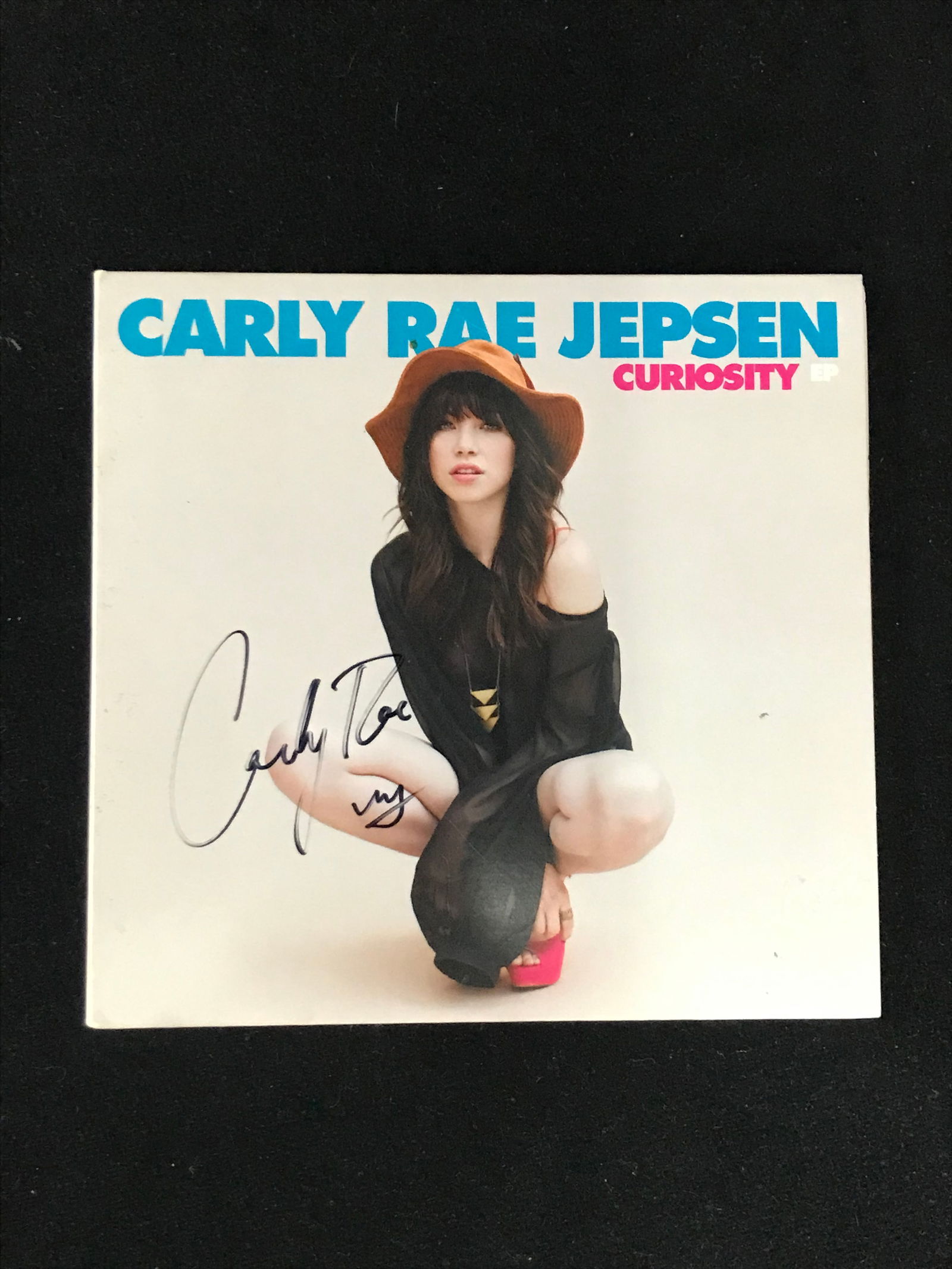 CARLY RAE JEPSEN SIGNED CD COVER W/CD GCG COA (1 of 1)