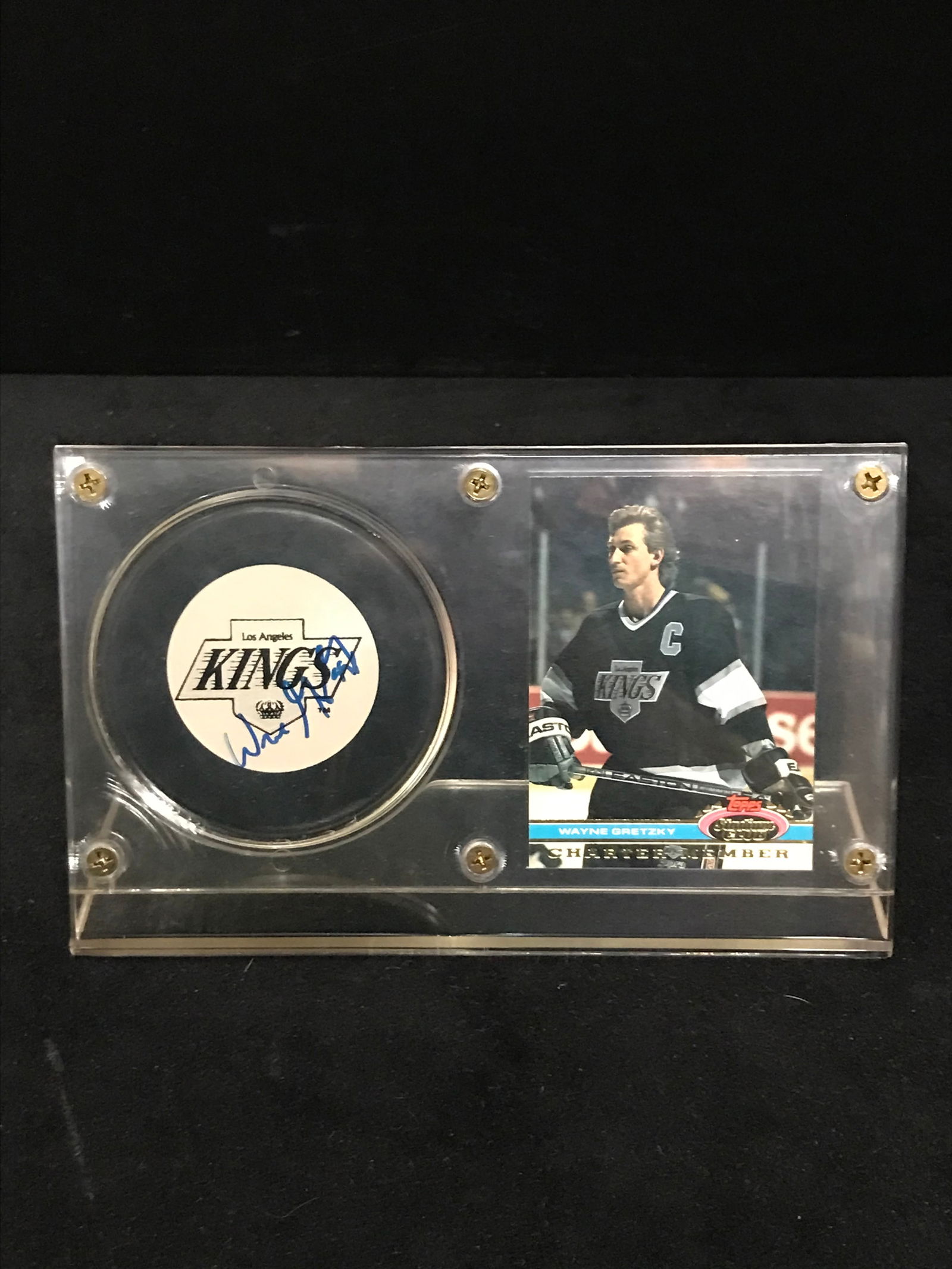 WAYNE GRETZKY CARD AND AUTOGRAPHED PUCK DISPLAY (1 of 2)