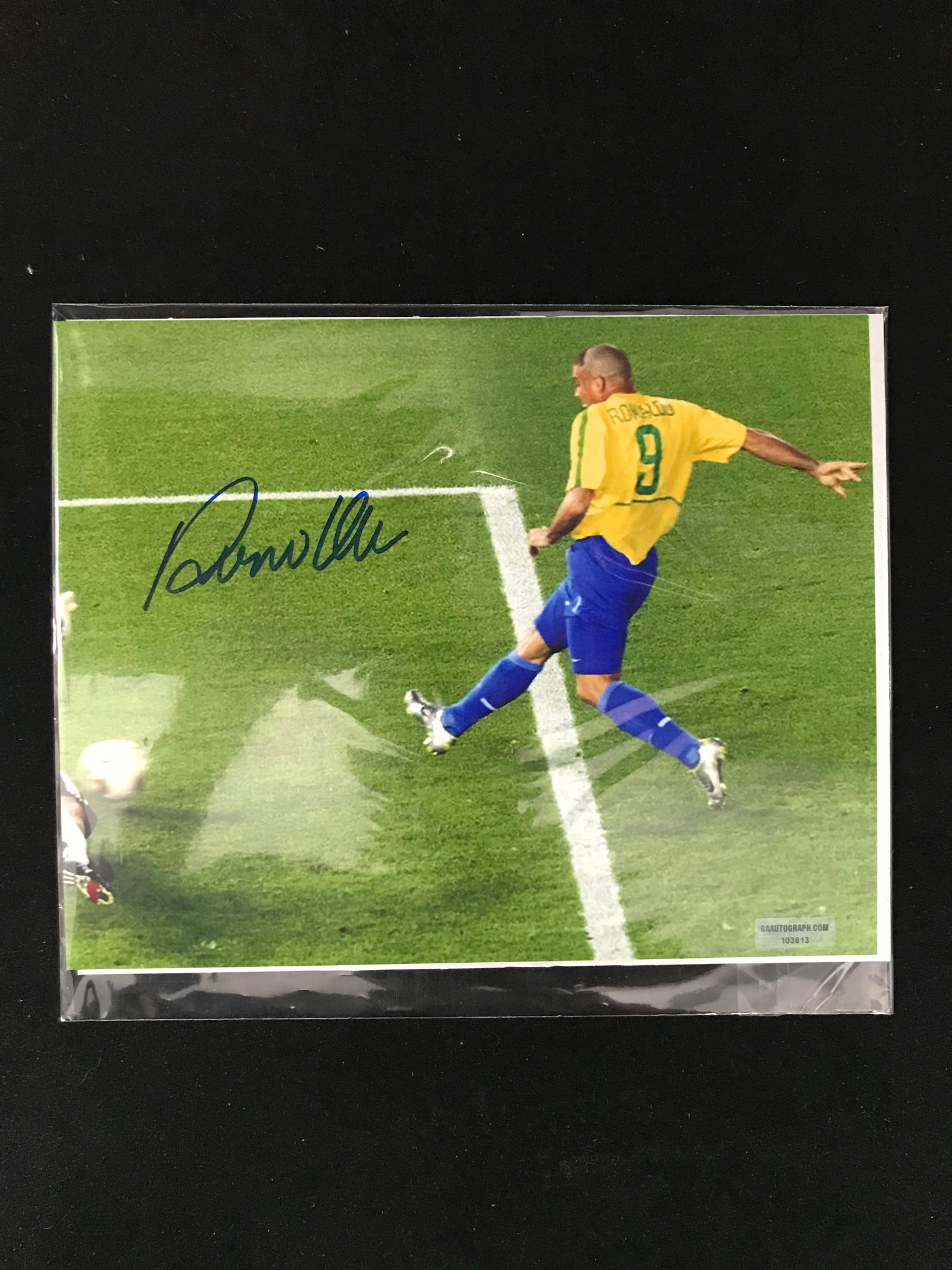 RONALDO SIGNED 8X10 PHOTOGAA COA: Prices are in Canadian dollars