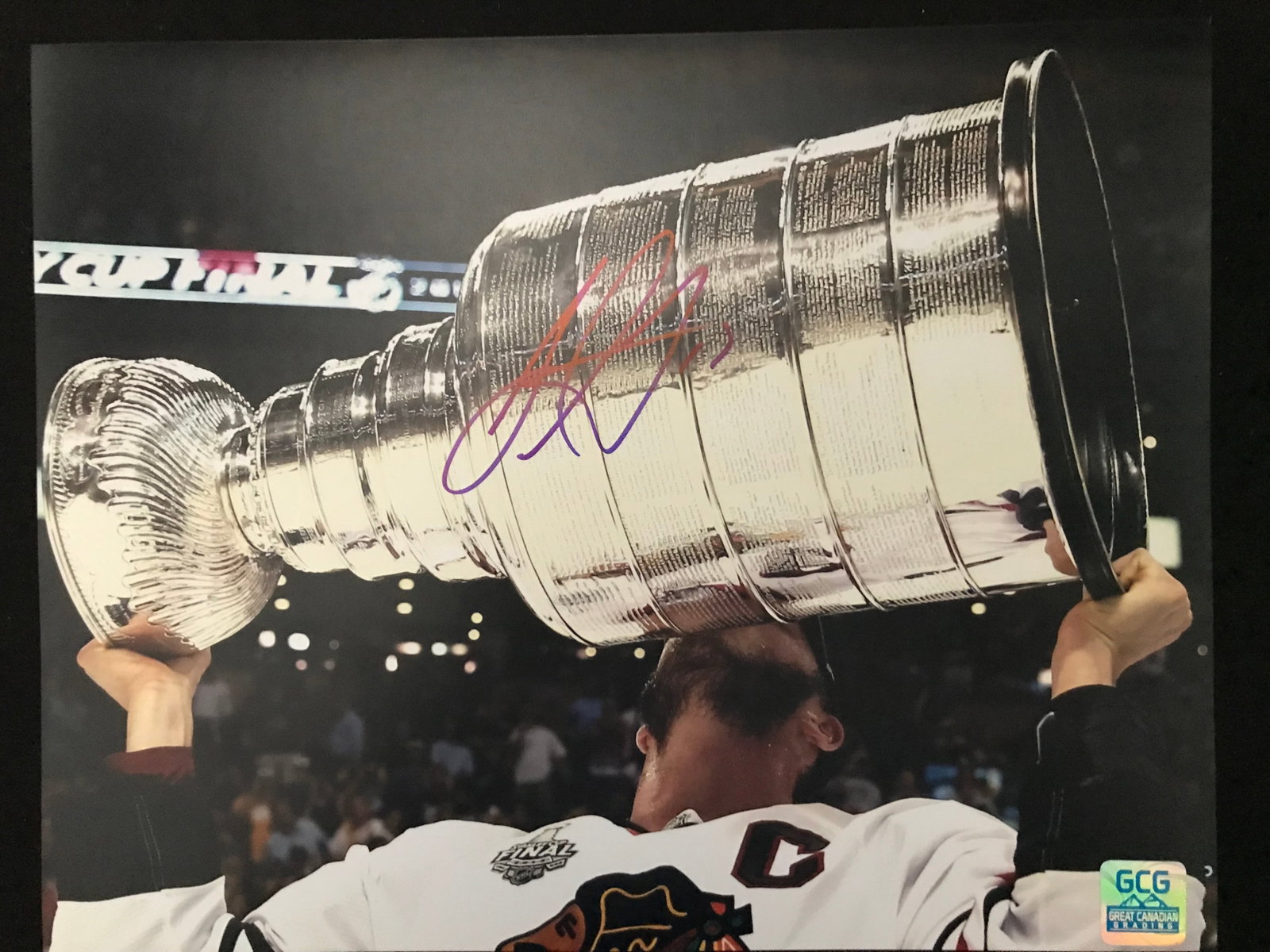 JONATHAN TOEWS SIGNED 11 X 14 STANLEY CUP PHOTO (GCG HOLO): Prices are in Canadian dollars