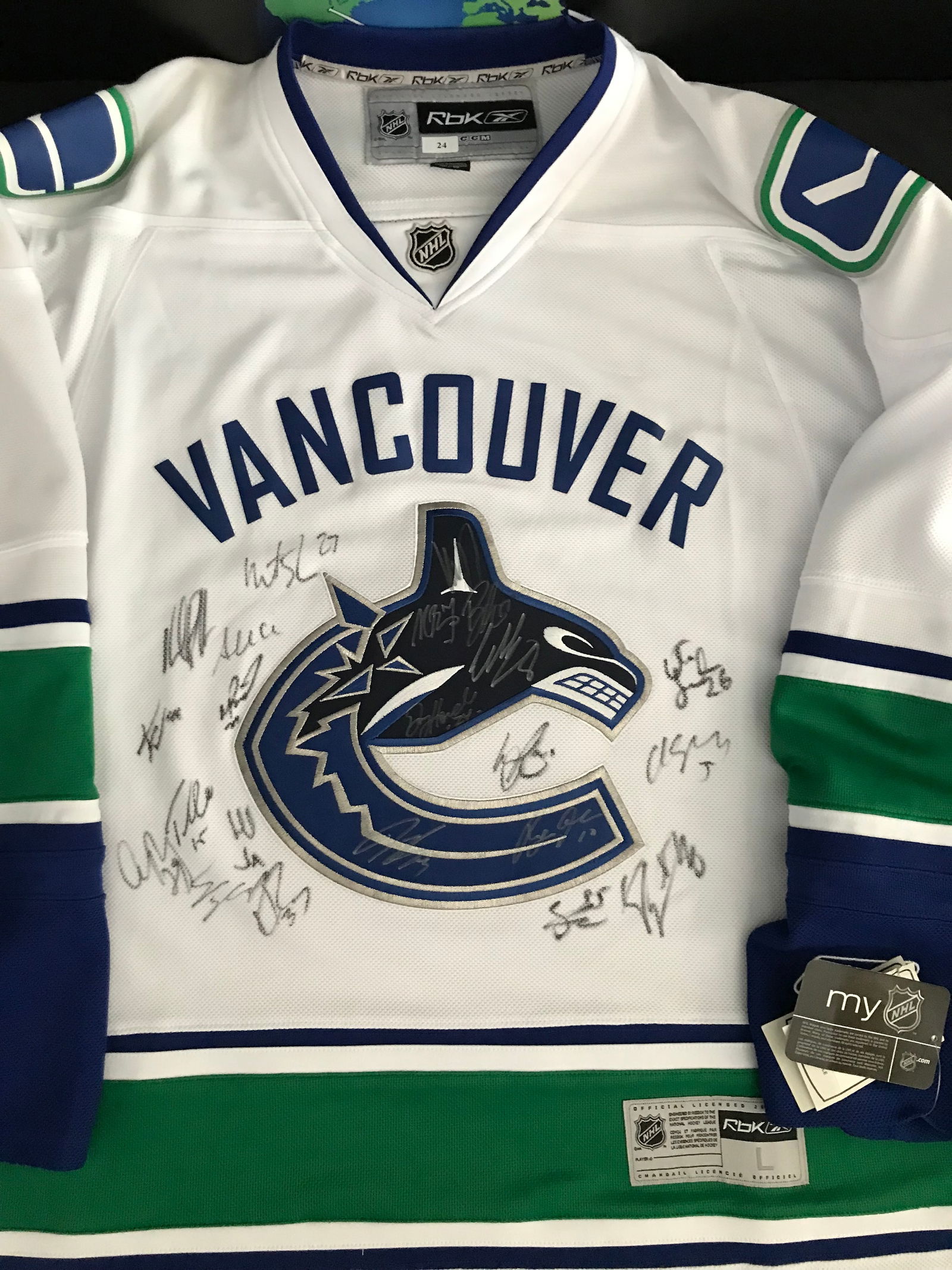 VANCOUVER CANUCKS TEAM SIGNED JERSEY (LUONGO, SEDINS...) (1 of 3)