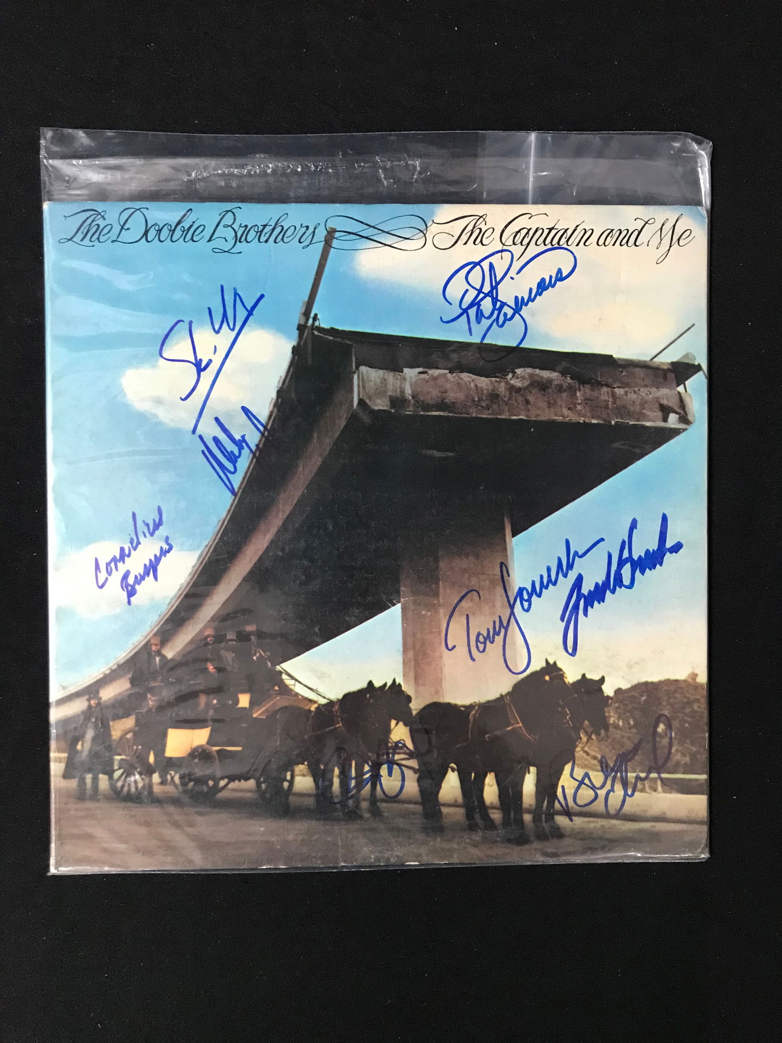 DOOBIE BROTHERS BAND SIGNED VINYL RECORD (AUTHENTICATION DIRECT) (1 of 2)