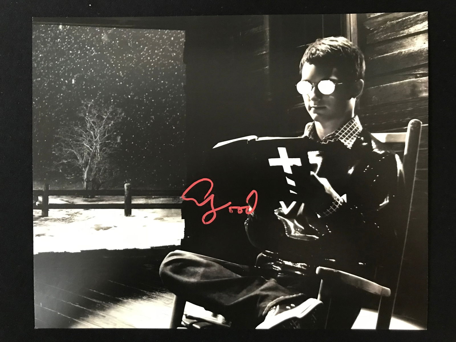 ELIJAH WOOD SIGNED SIN CITY 8X10 - WWOC COA (1 of 1)