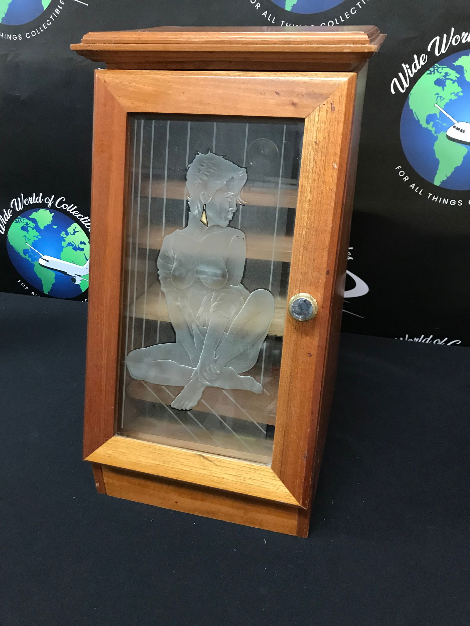 LARGE VINTAGE CIGAR HUMIDOR (1 of 2)