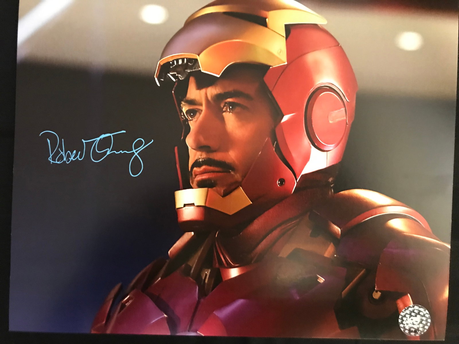 ROBERT DOWNY JR. SIGNED IRON MAN 8 X 10 (KB COA): Prices are in Canadian dollars